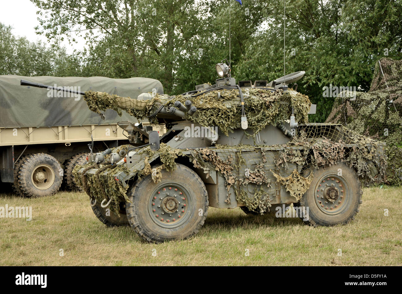 El vehículo de reconocimiento blindado FV721 Fox del Ejército Británico con redes camufladas. Foto de stock