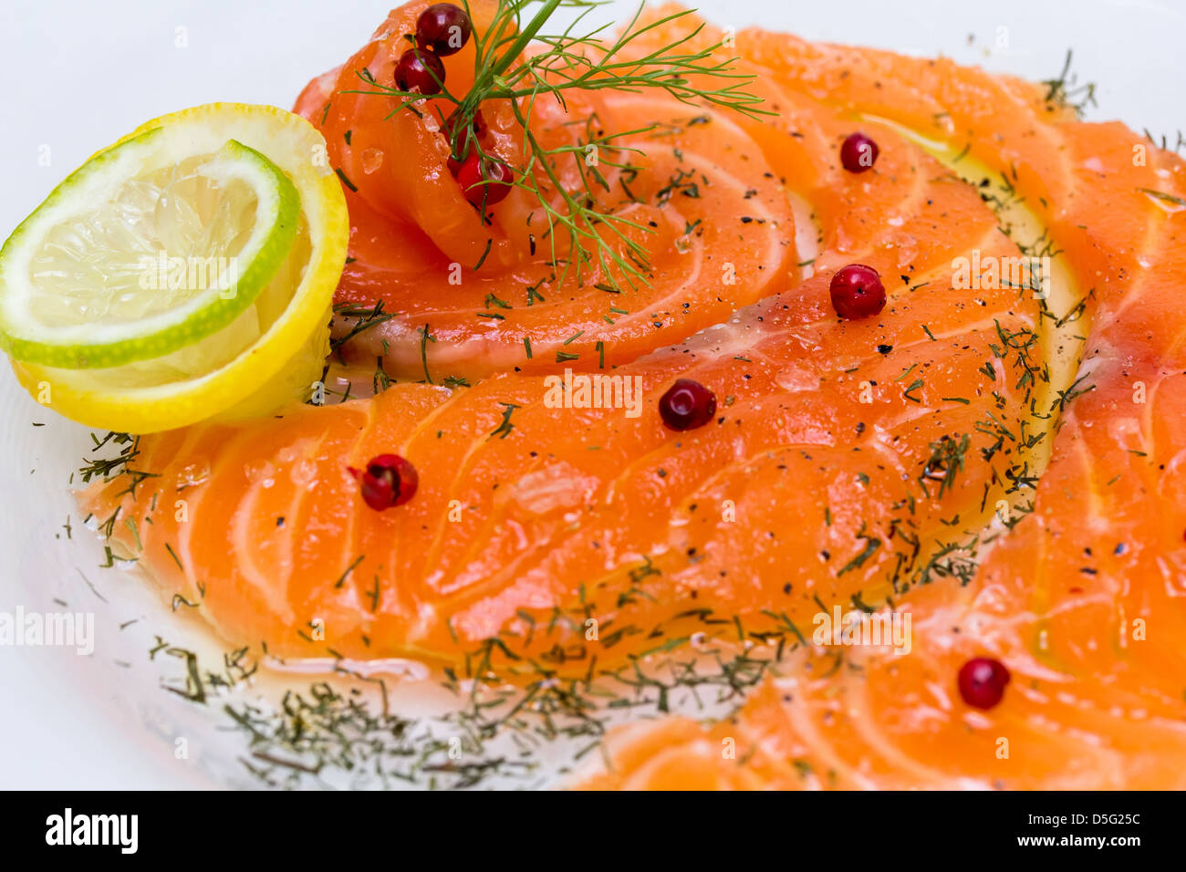 Carpaccio de salmón con pimienta rosa, eneldo y el jugo de limón