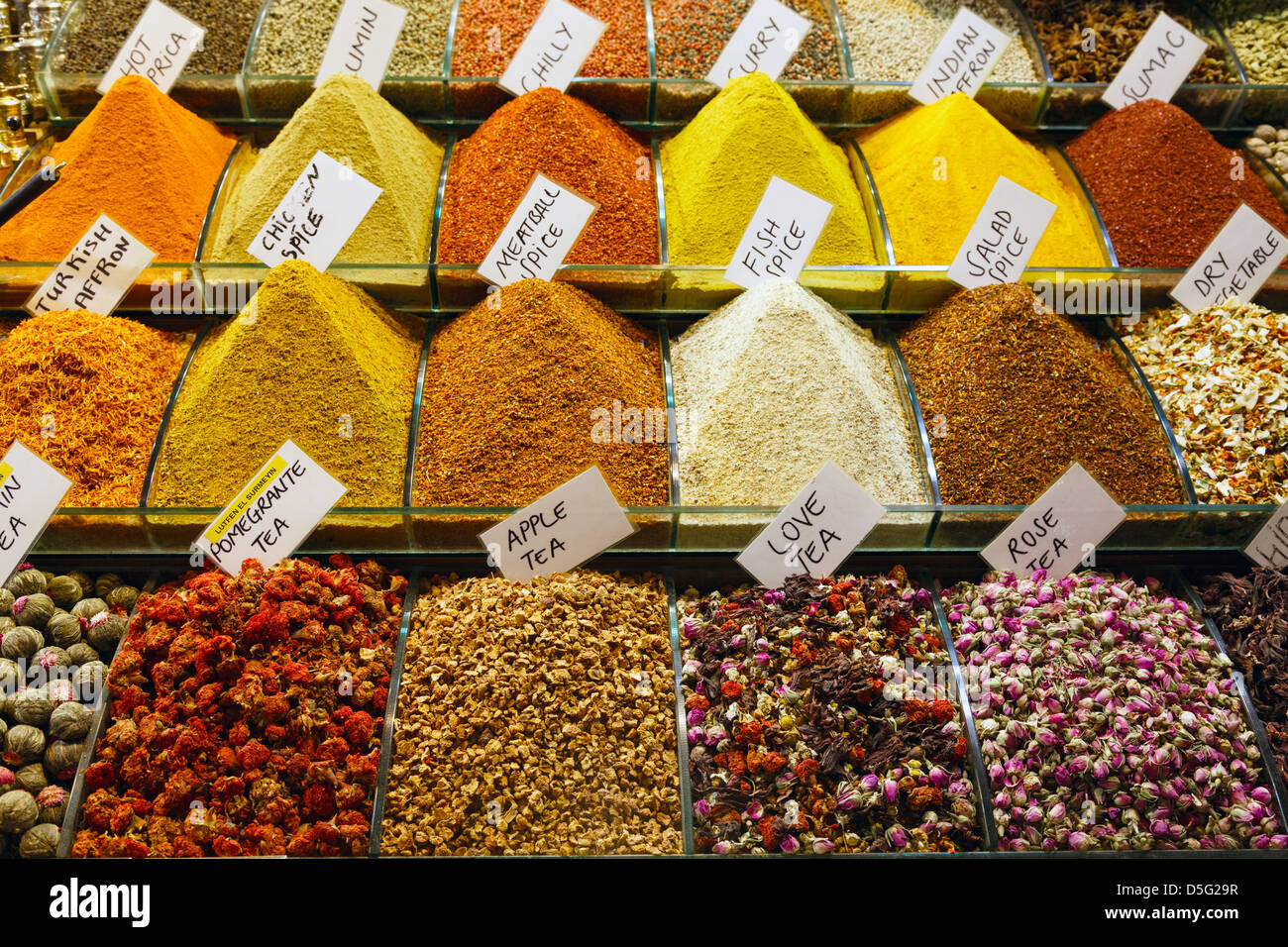 Especias turcas en un mercado local, Estambul, Turquía Foto de stock