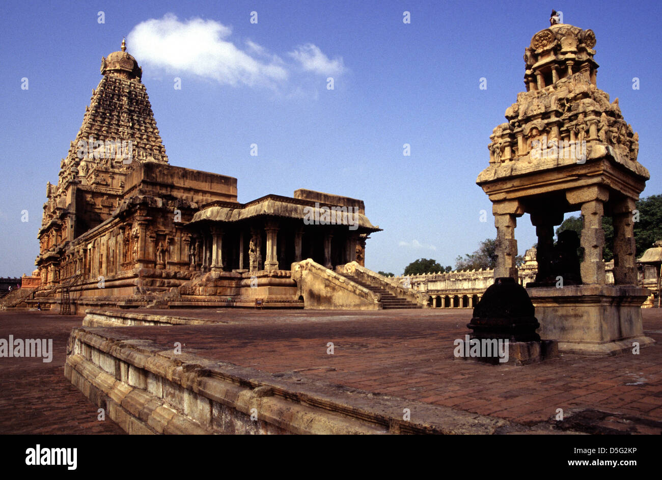 Vista del templo hindú de Brihadisvara Rajarajesvaram o Peruvudaiyar Kovil dedicado a Shiva ubicado en Thanjavur en el estado indio de Tamil Nadu. India. El templo es uno de los templos más grandes de la India y es un ejemplo de la arquitectura tamil durante el período Chola construido por Raja Raja Chola I y completado en 1010 CE, Foto de stock