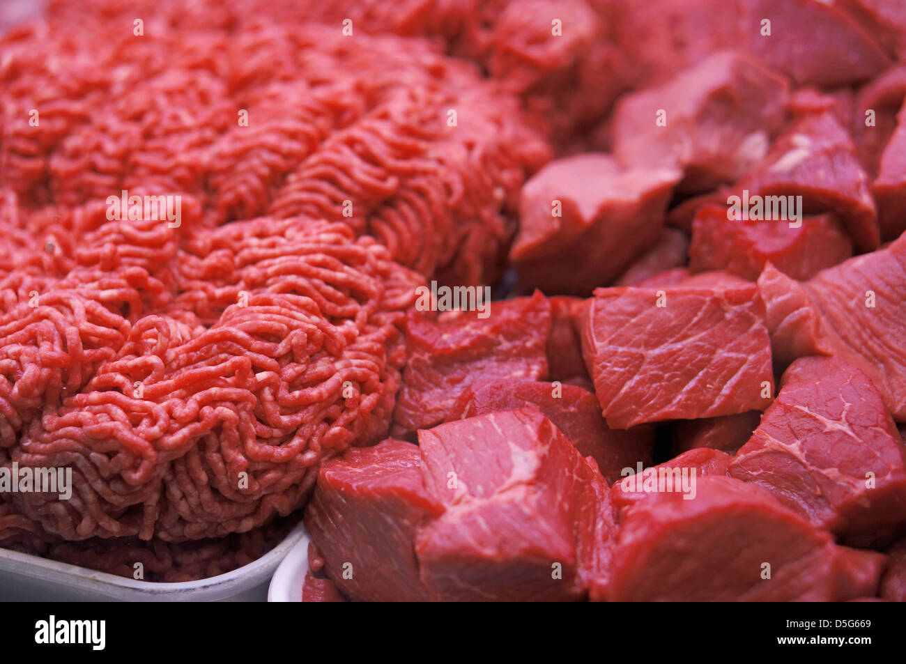 La carne picada y los cubos, carne cruda, piezas cortadas Foto de stock