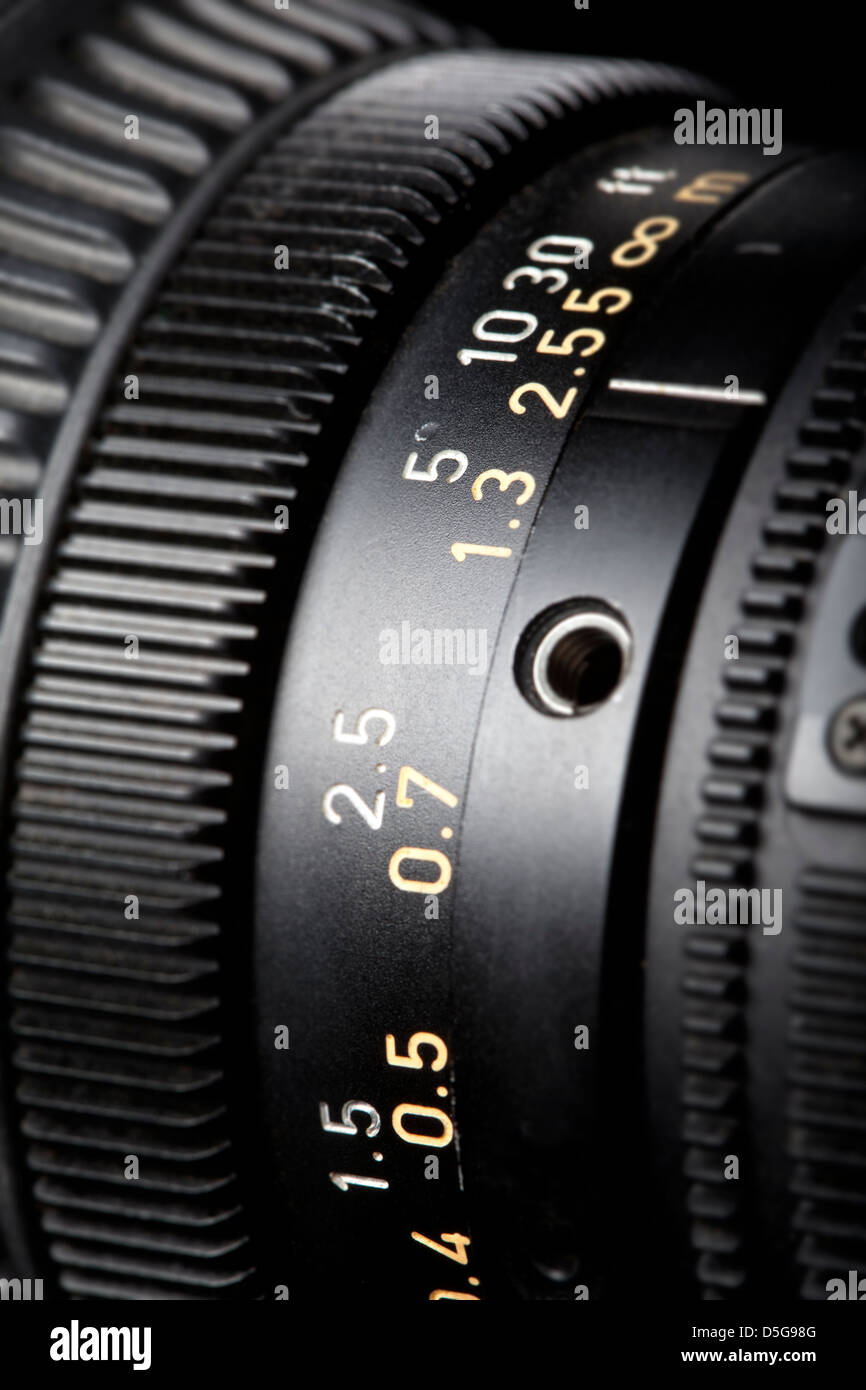 Close-up de un anillo de enfoque la lente de la cámara de televisión. Foto de stock