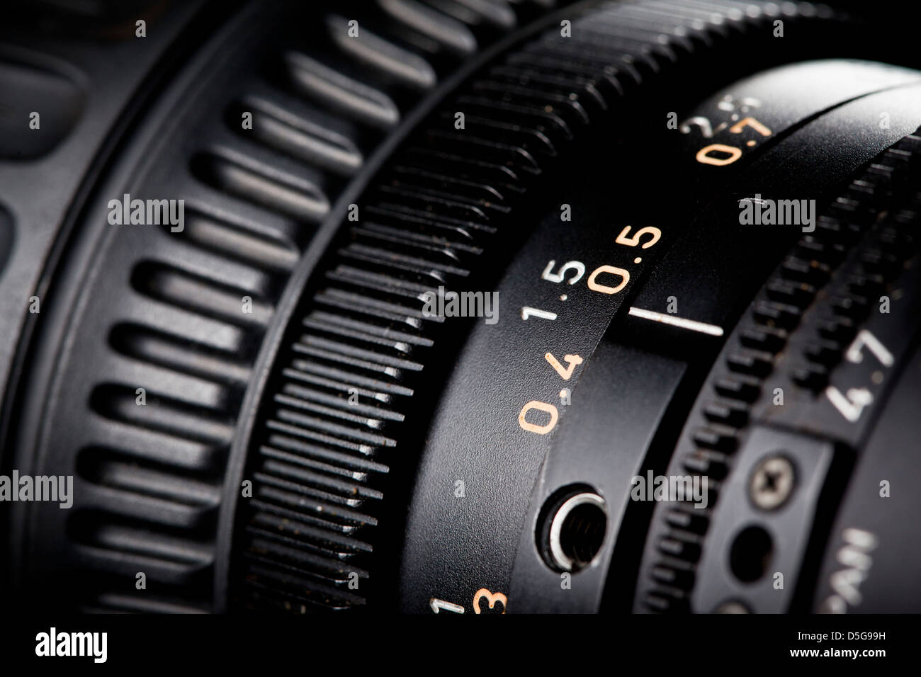 Close-up de anillo de enfoque la lente de una cámara de televisión. Foto de stock