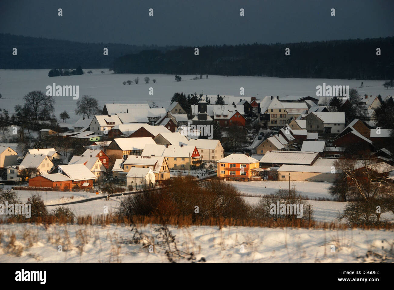 Pueblo cubierto de nieve en Hesse, Alemania Foto de stock