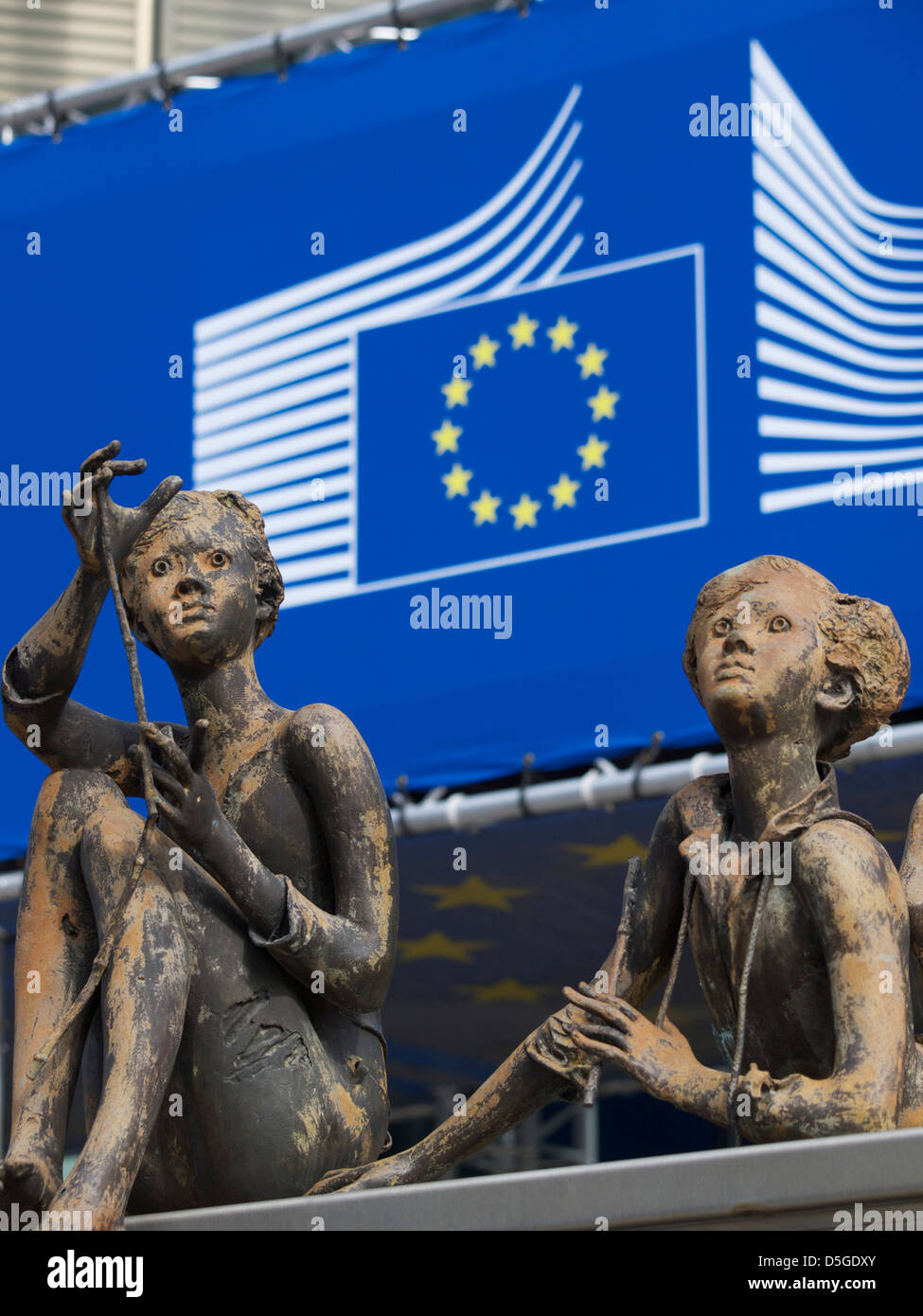 Esculturas de bronce en la entrada de la Comisión Europea en Bruselas, Bélgica Foto de stock