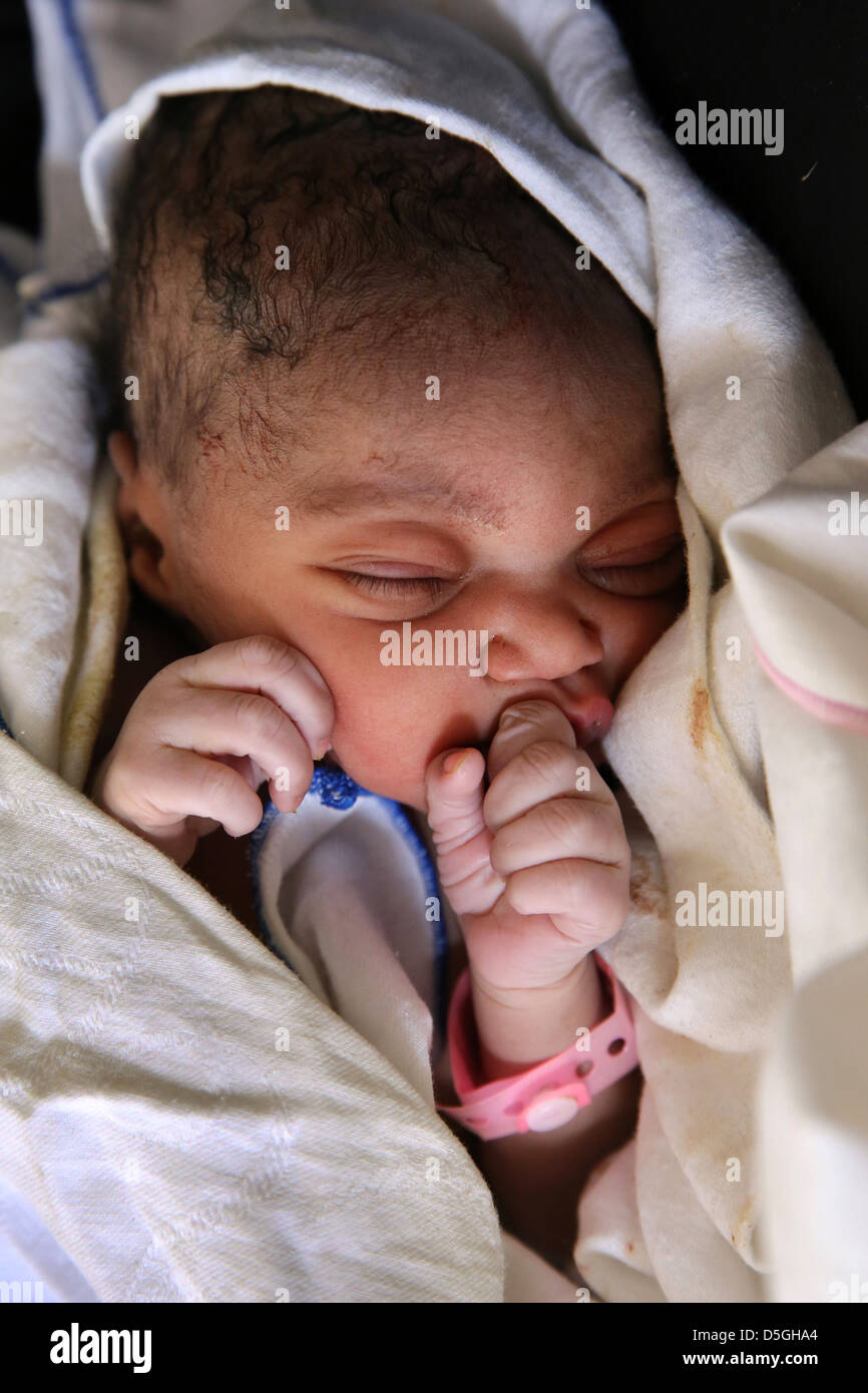 Bebé prematuro recién nacido chica en la zona de maternidad del Hospital de la Sagrada Familia en Techiman, Ghana Foto de stock
