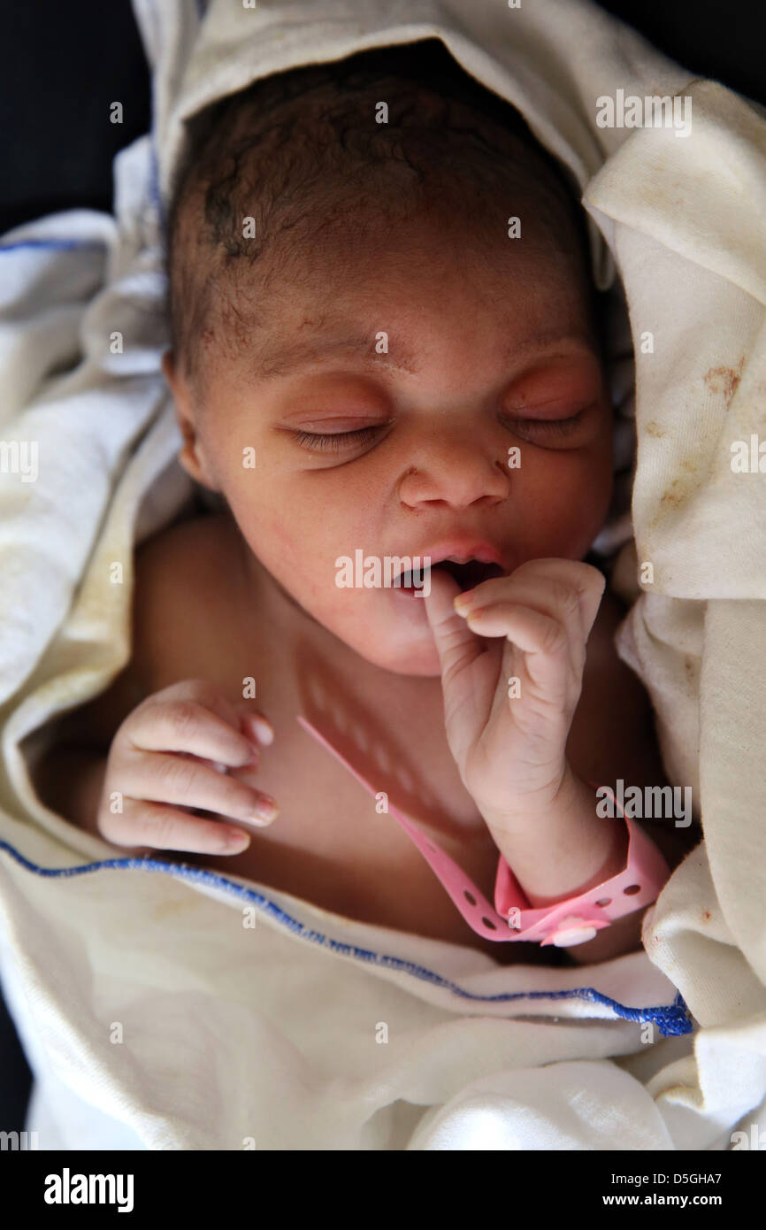 Bebé prematuro recién nacido chica en la zona de maternidad del Hospital de la Sagrada Familia en Techiman, Ghana Foto de stock