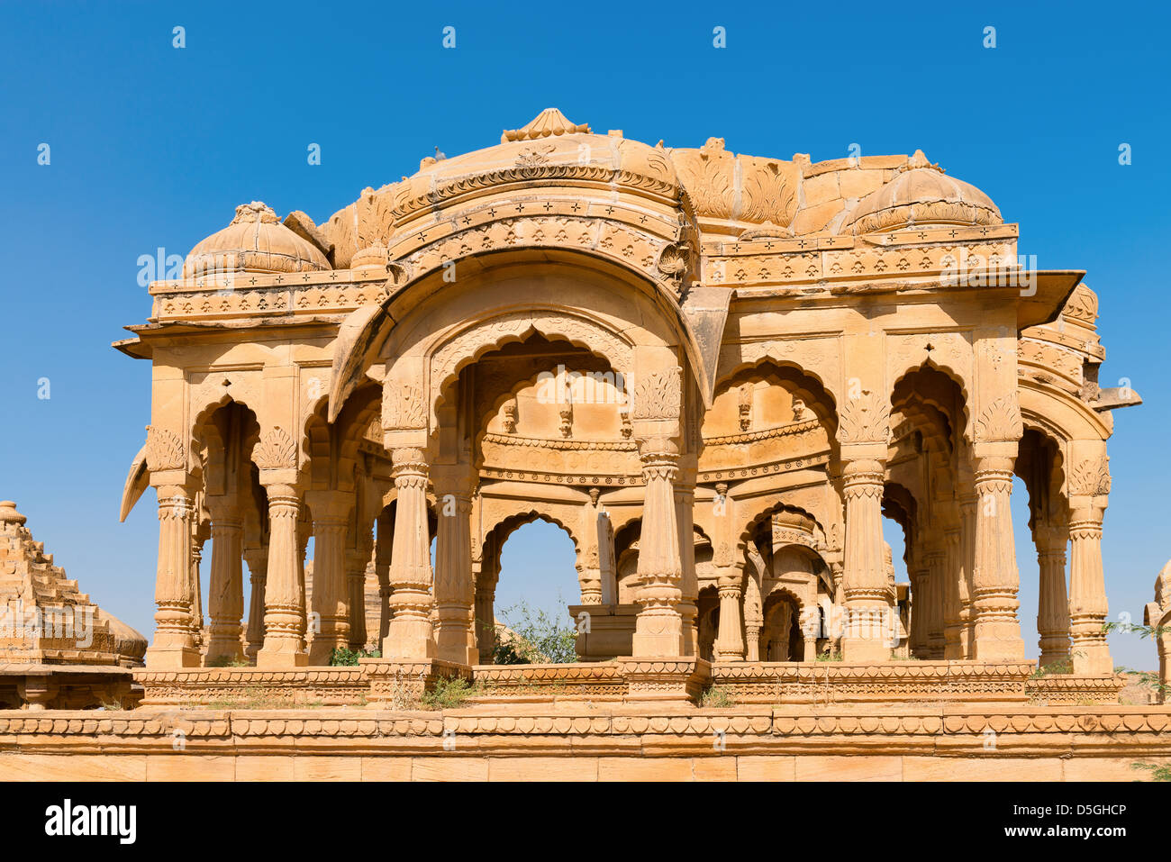 Chhatris en ruinas de los cenotafios reales de los antiguos maharajás gobernantes de Bada Bagh, India Foto de stock