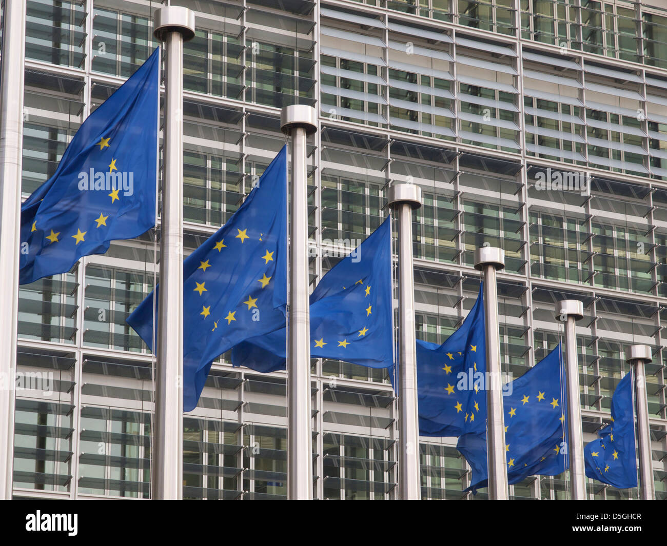 Las banderas de la Unión Europea en frente del edificio Berlaymont de la Comisión Europea en Bruselas, Bélgica Foto de stock