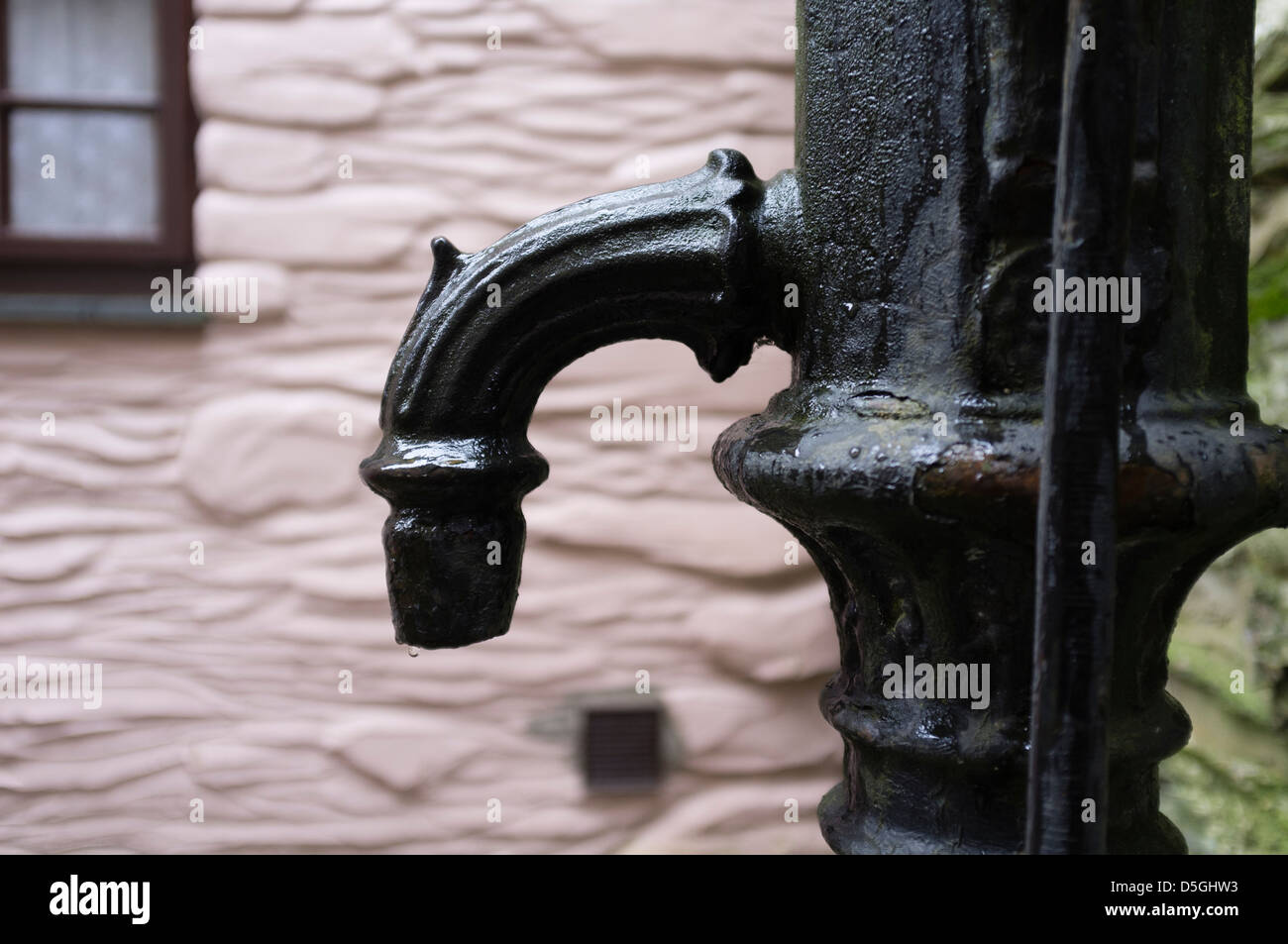 Victoriano de la bomba de hierro fundido y pozo de agua público Machynlleth Powys, Gales, Reino Unido Foto de stock
