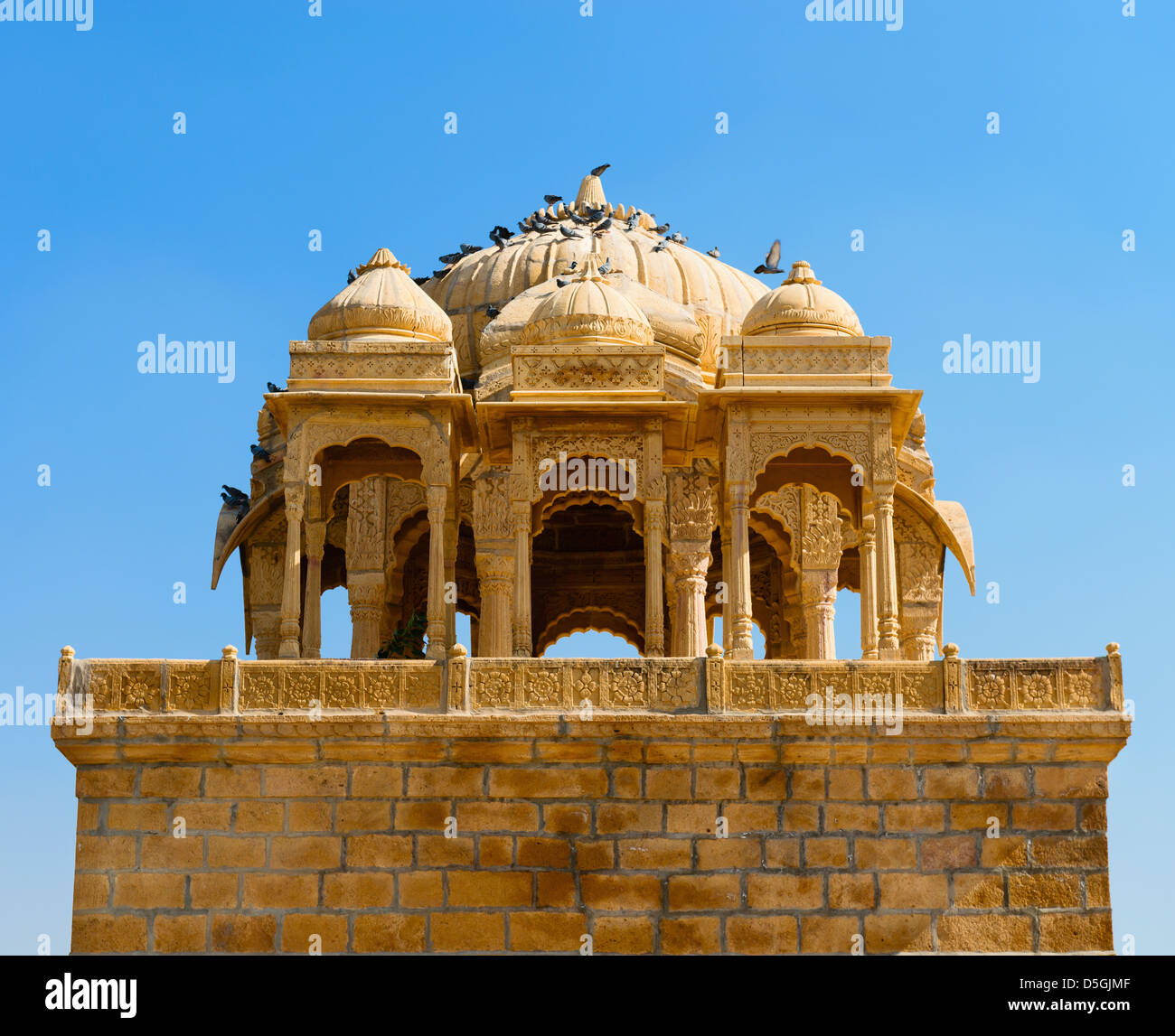 Chhatris en ruinas de los cenotafios reales de los antiguos maharajás gobernantes de Bada Bagh, India Foto de stock