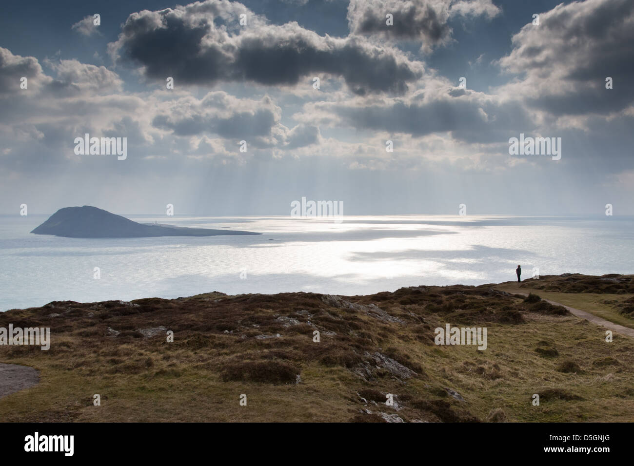 Espectacular cielo y mar en Ynys Enlli - Bardsey Island (Isla de los santos) en la ruta de la costa en la península de Llŷn, North Wales Foto de stock