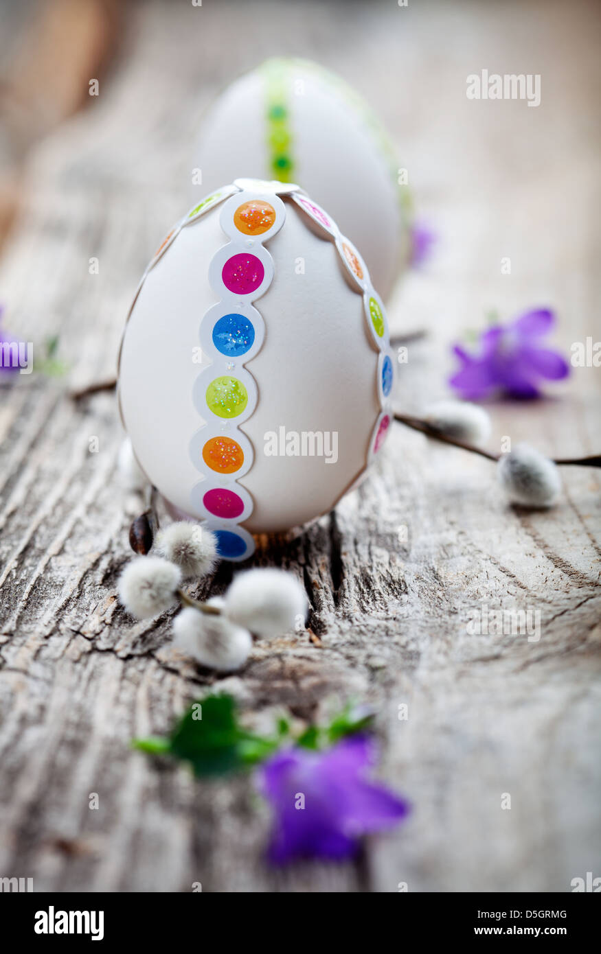 Blanco huevos de Pascua decorados con pegatinas de colores Foto de stock