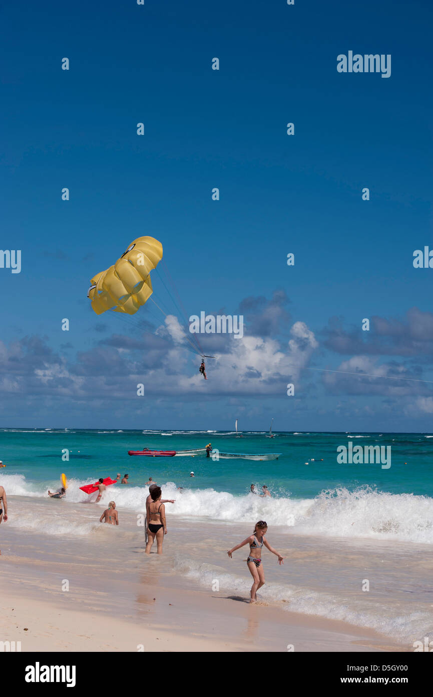 República Dominicana, Punta Cana, Bavaro Higuey, Bavaro Beach, parasailing Foto de stock