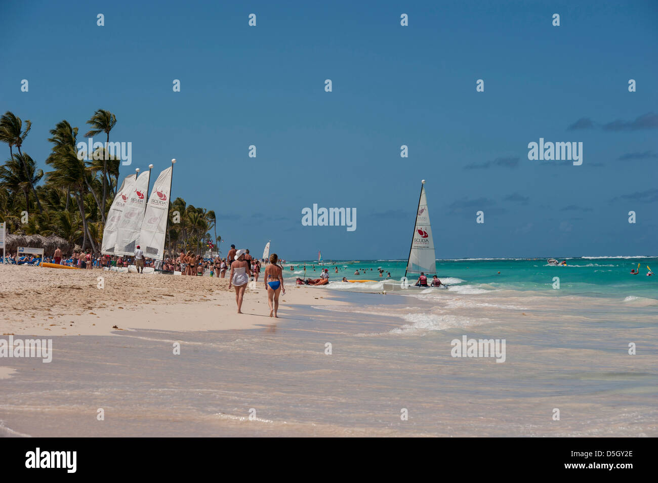 República Dominicana, Punta Cana, Bavaro Higuey, Bavaro Beach, pueblo y veleros Foto de stock