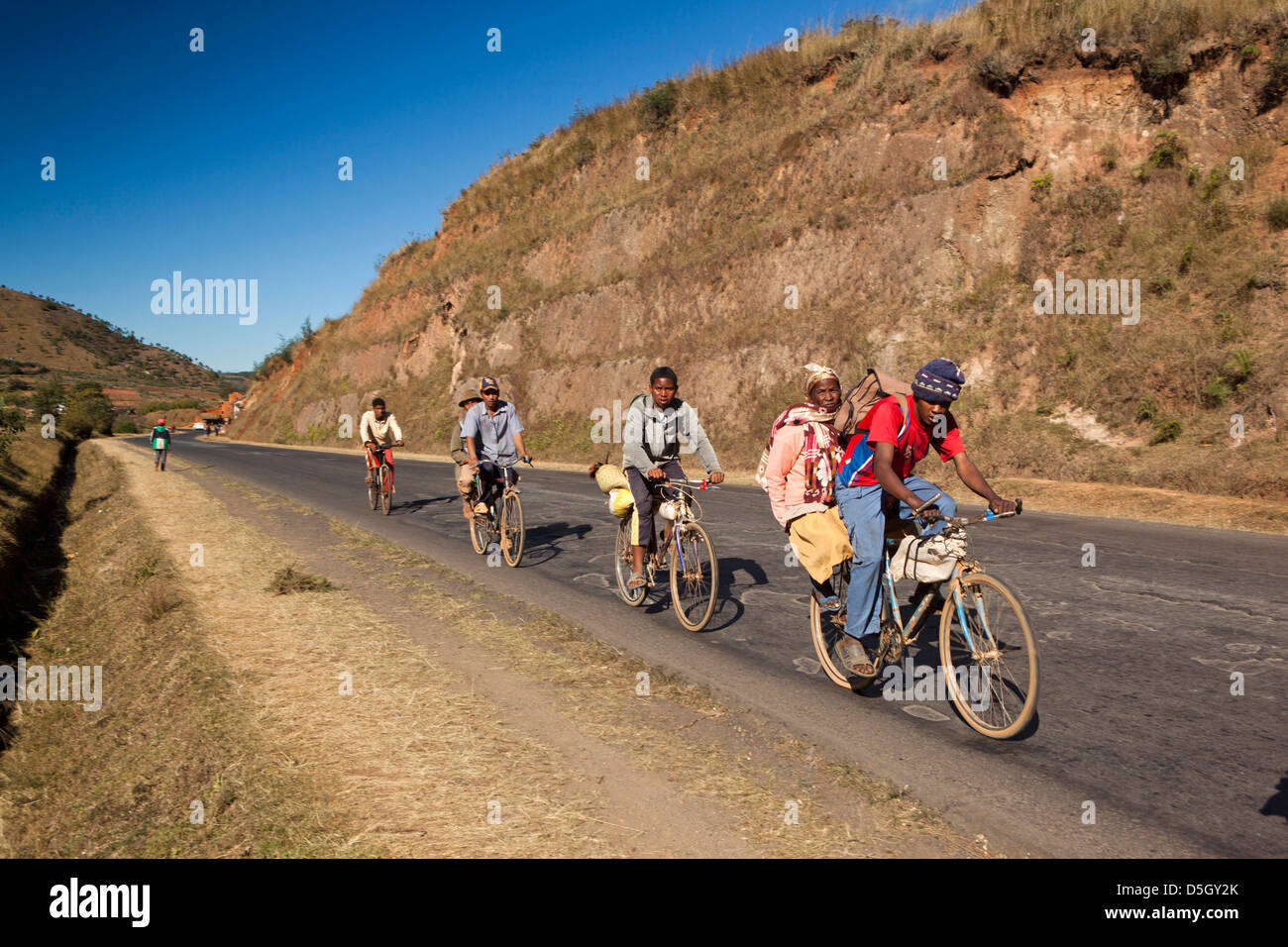 Madagascar, Ambatolampy, la gente local en bicicleta a lo largo de la  Carretera Nacional RN7 Fotografía de stock - Alamy