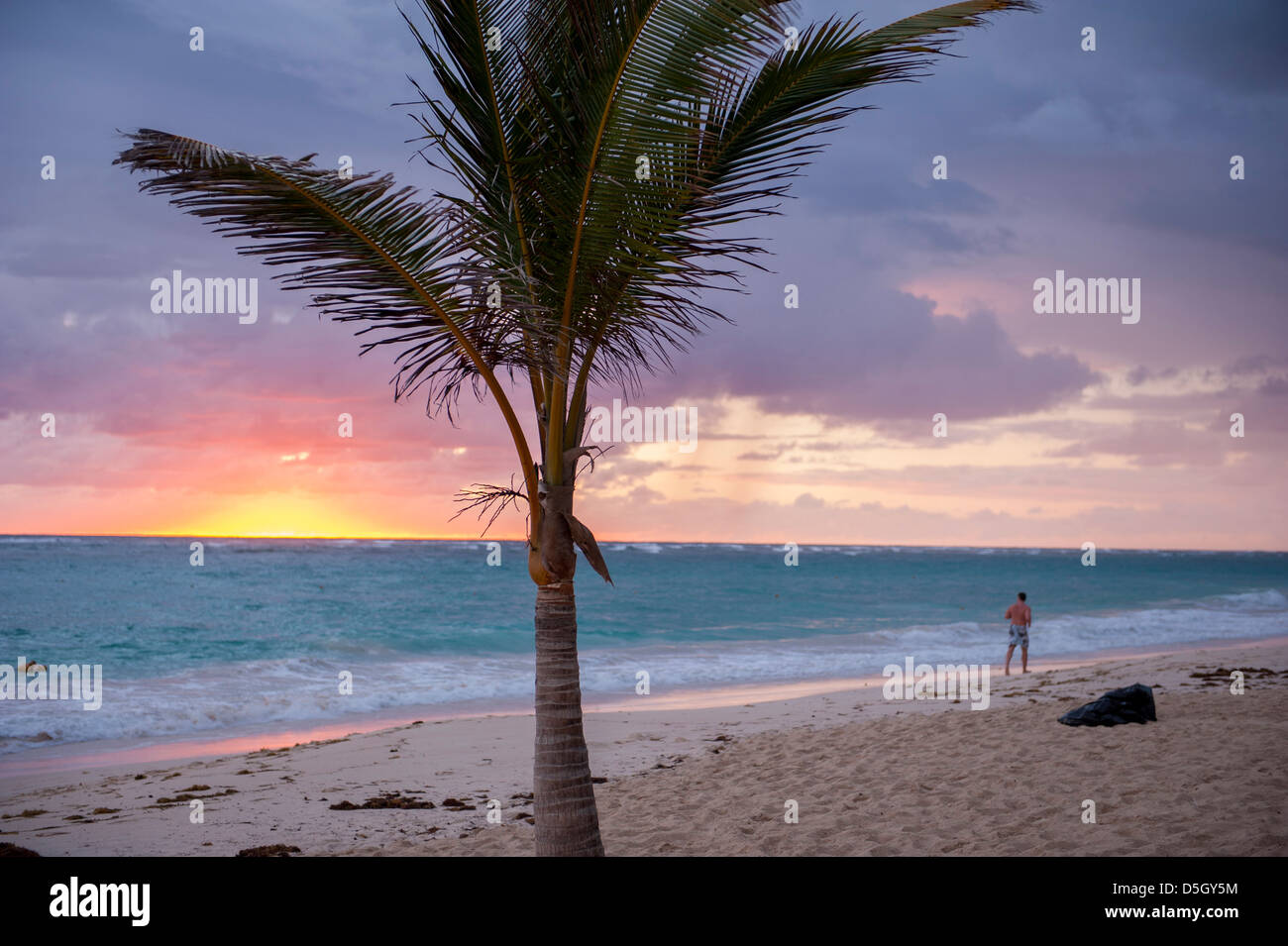 República Dominicana, Punta Cana, Bavaro Higuey, Bavaro Beach, el hombre footing, Sunrise Foto de stock