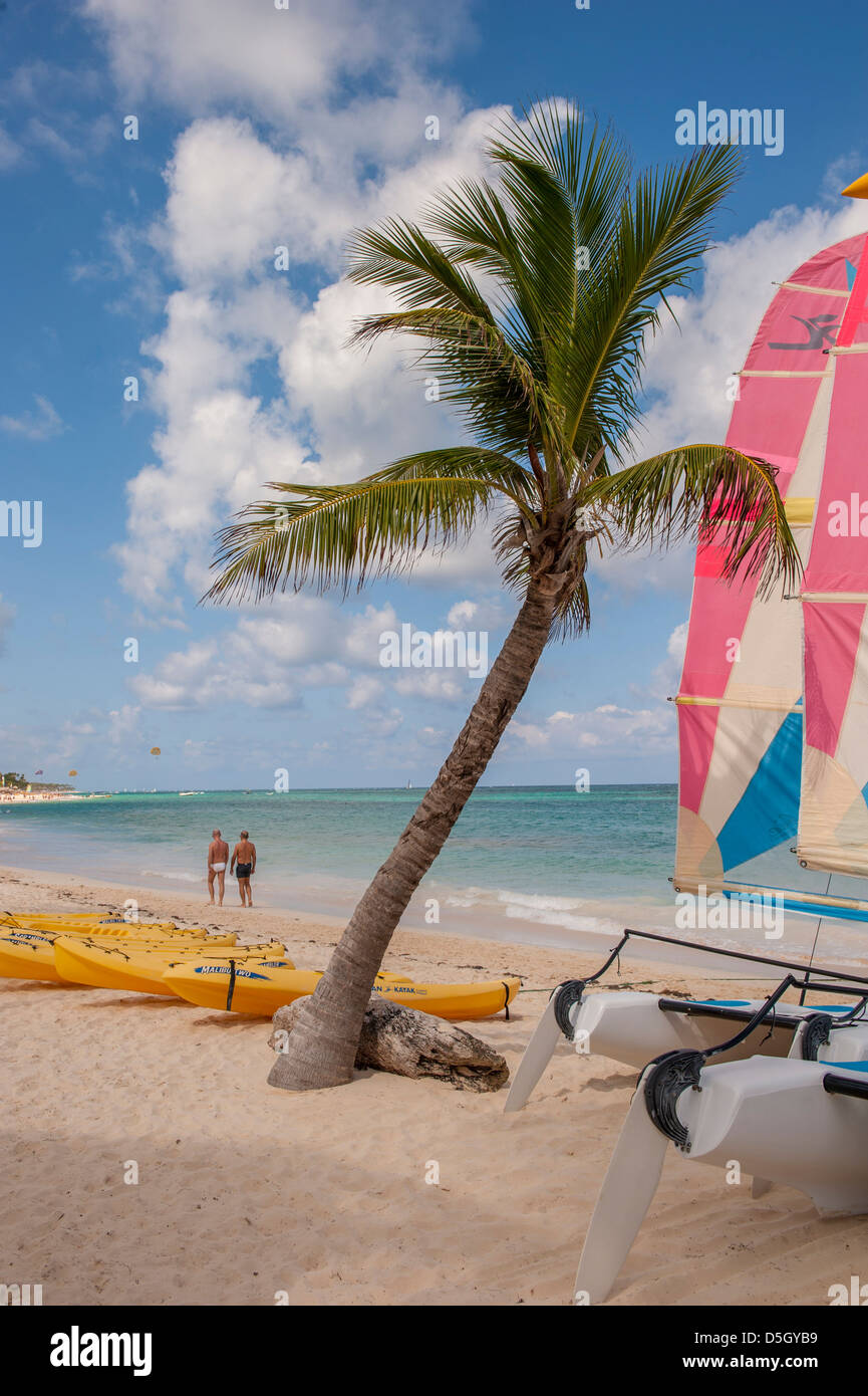 República Dominicana, Punta Cana, Bavaro Higuey, Bavaro Beach, kayaks, veleros, dos hombres caminando Foto de stock