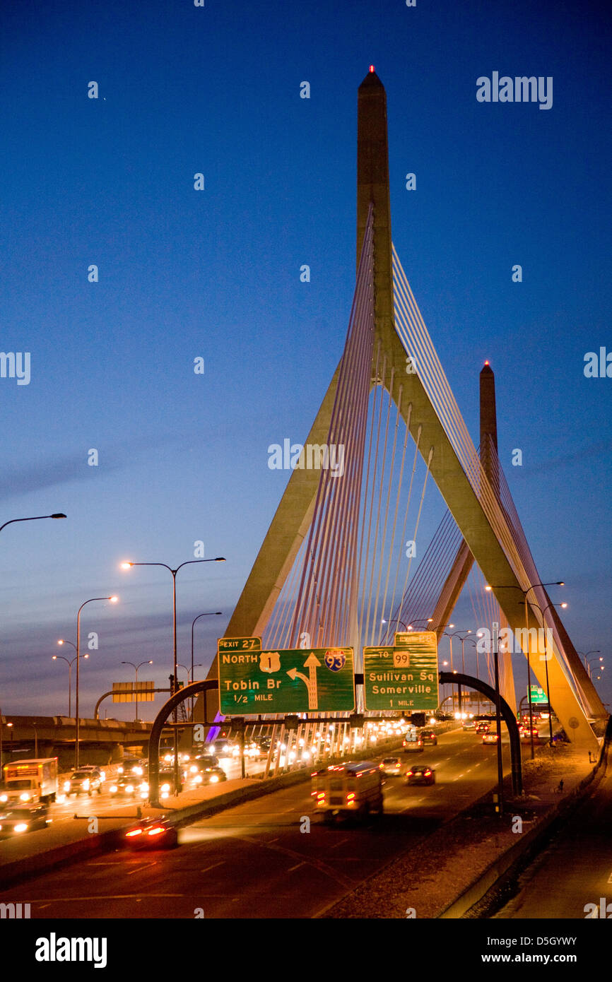 El Leonard P. Zakim Bunker Hill Bridge al atardecer, 1432 pies de largo, inspirado en Bunker hill Monument, Boston, Ma., Nueva Inglaterra, EE.UU. Foto de stock