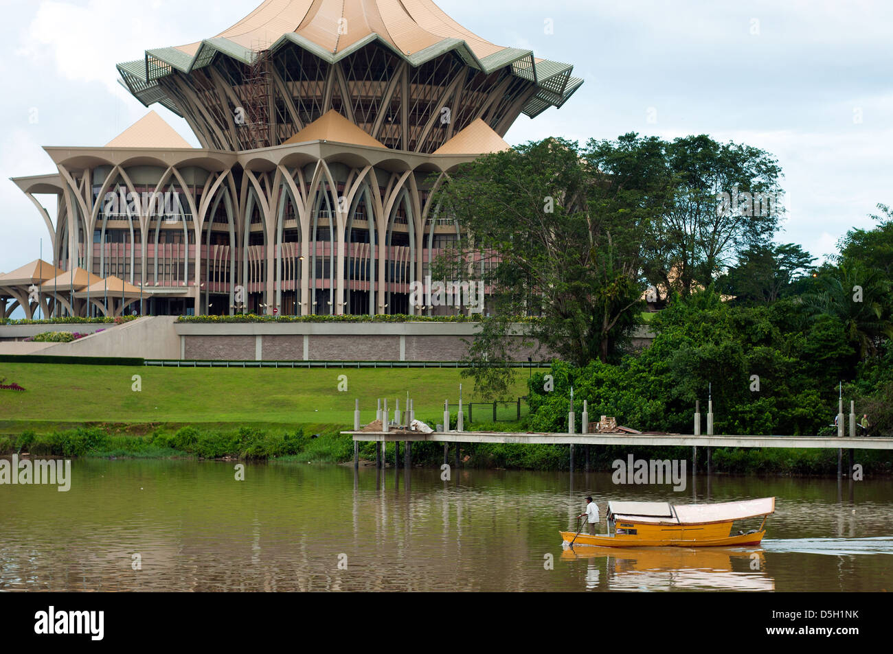 Nuevo edificio del parlamento en el lado norte del río Sarawak, y tambang, Kuching, Sarawak, Malasia Foto de stock