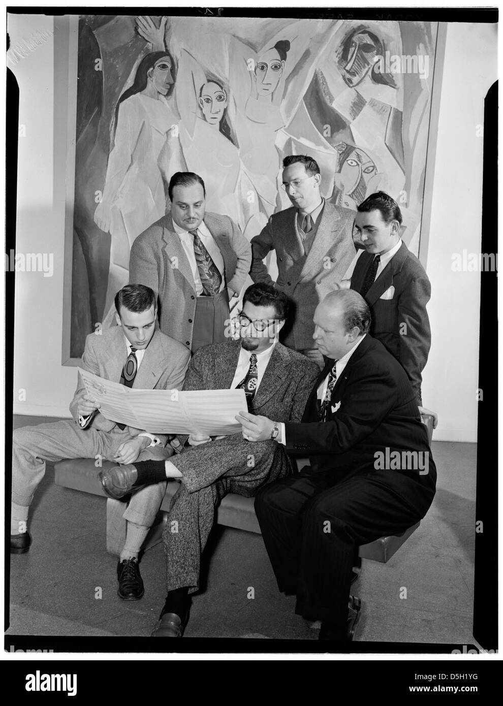 [Retrato de Ralph Burns, Edwin A. Finckel, George Handy, Neal Hefti, Johnny Richards, y Eddie Sauter, Museo de Arte moderno, Nueva York, N.Y., CA. Marzo de 1947] (LOC) Foto de stock