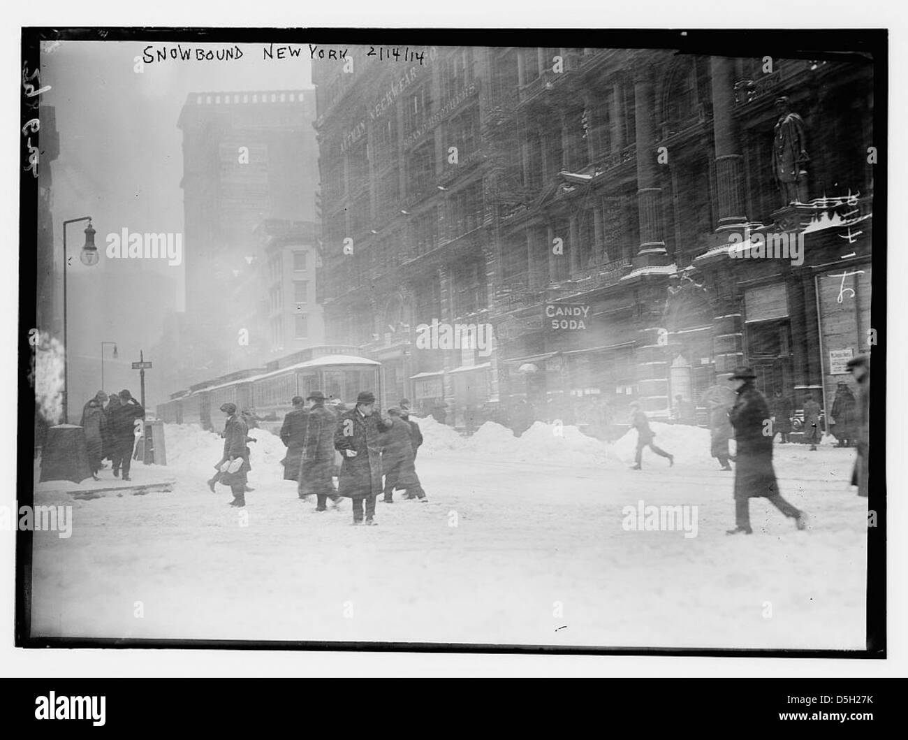 Одна снежинка еще не снег. Зима 1947 Нью Йорк. Еще не снег еще не дождь. Снежный Нью Йорк старое фото. Композитор одна Снежинка еще не снег.