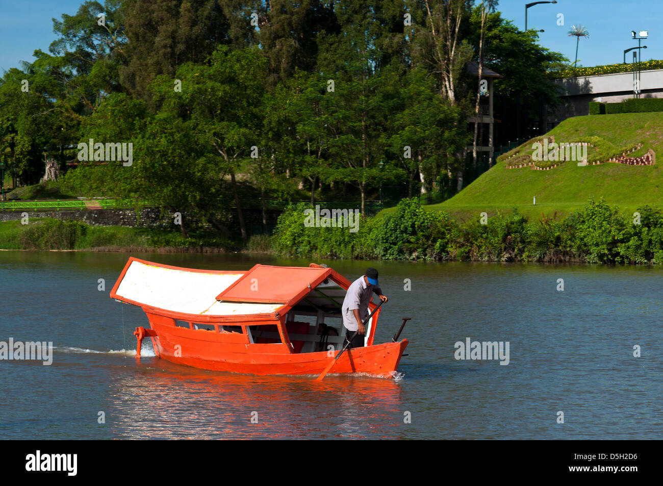 Tambang o ferry que cruza el río río Sarawak, Kuching, Sarawak, Malasia Foto de stock