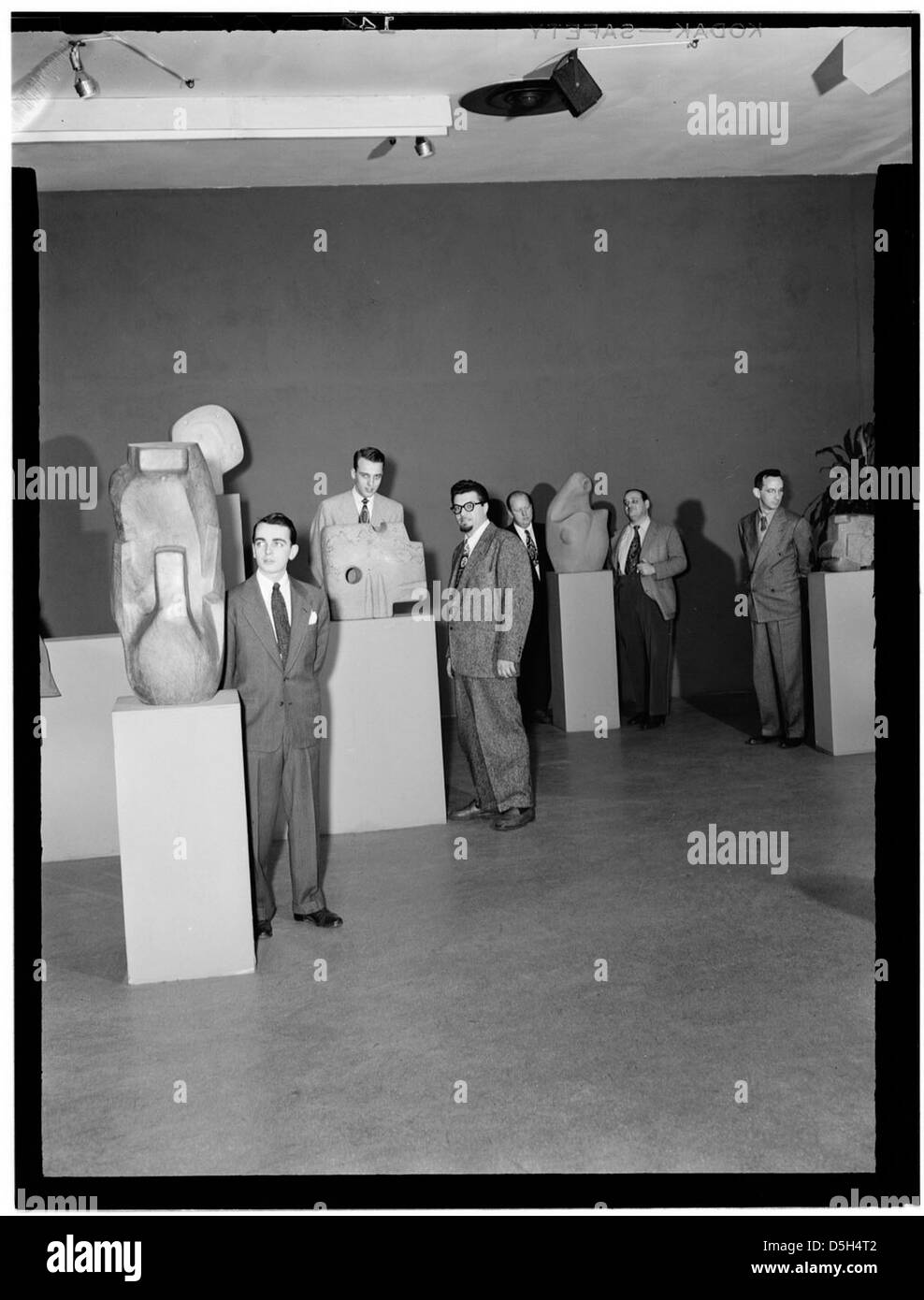 [Retrato de Ralph Burns, Neal Hefti, George Handy, Edwin A. Finckel, Johnny Richards, y Eddie Sauter, Museo de Arte moderno, Nueva York, N.Y., CA. Marzo de 1947] (LOC) Foto de stock