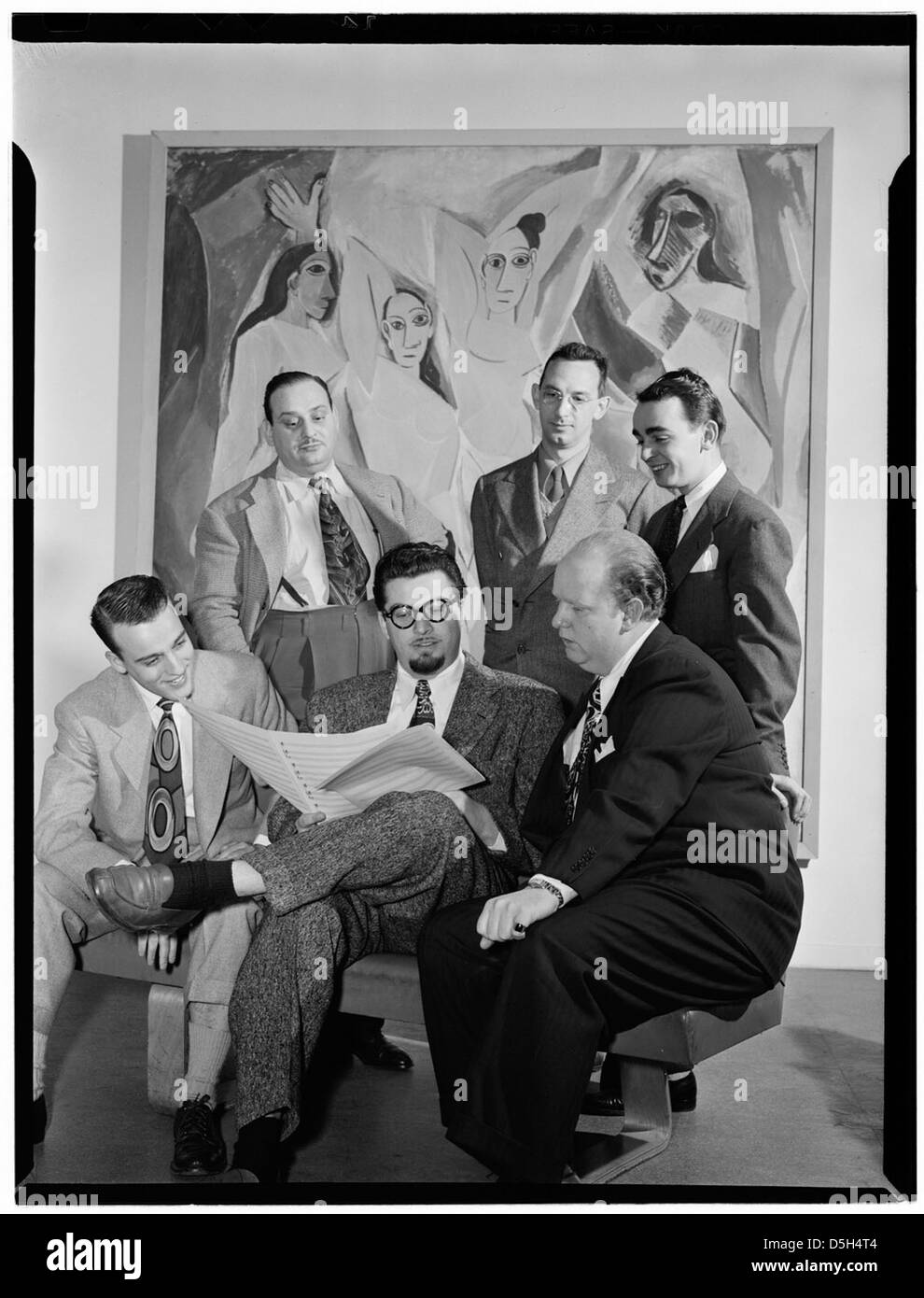 [Retrato de Johnny Richards, Eddie Sauter, Ralph Burns, Neal Hefti, George Handy, y Edwin A. Finckel, Museo de Arte moderno, Nueva York, N.Y., CA. Marzo de 1947] (LOC) Foto de stock