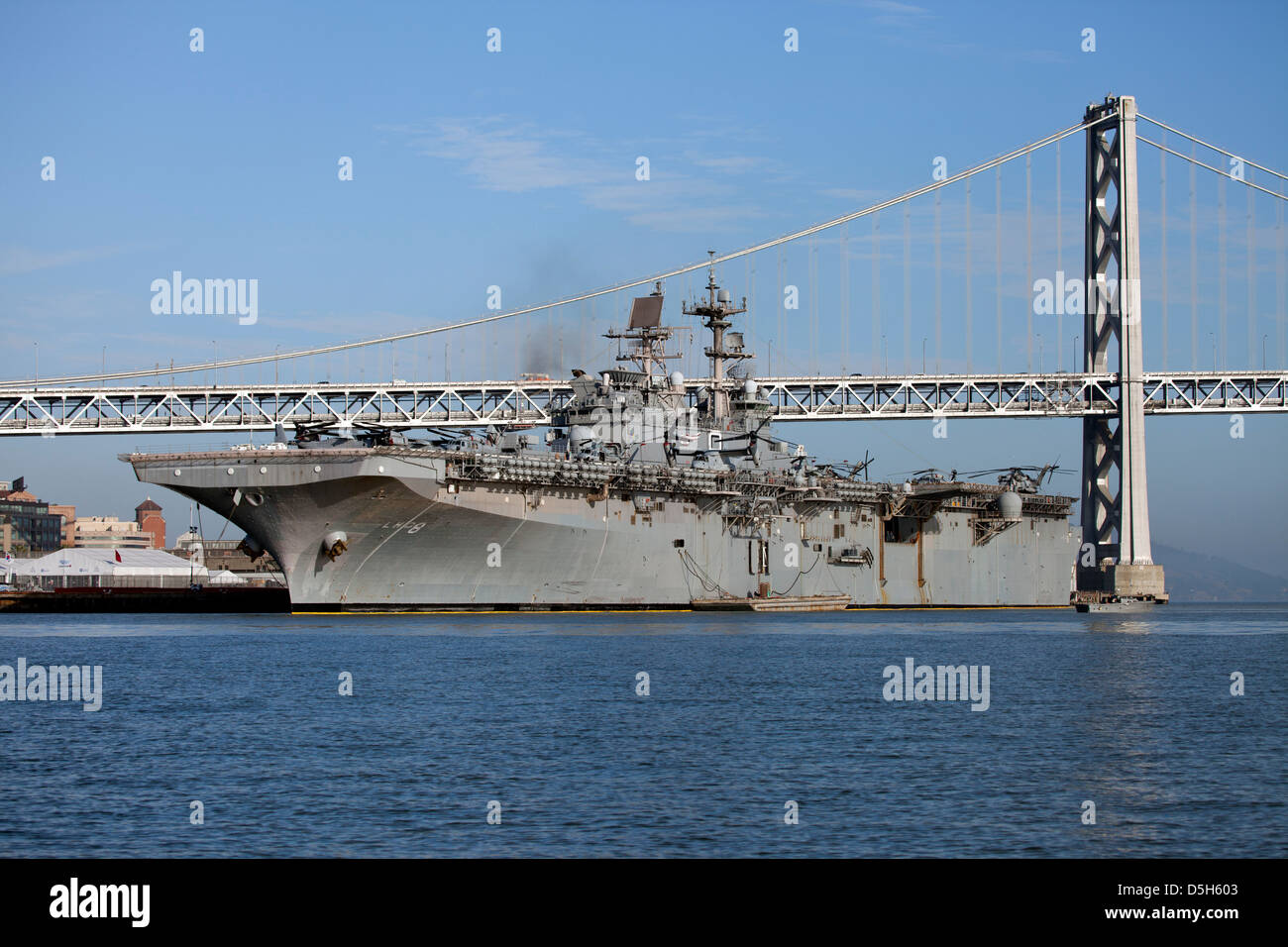 Clase de avispa buque de asalto anfibio USS Makin Island (LHD-8) acoplado a lo largo de la costa de San Francisco. Foto de stock