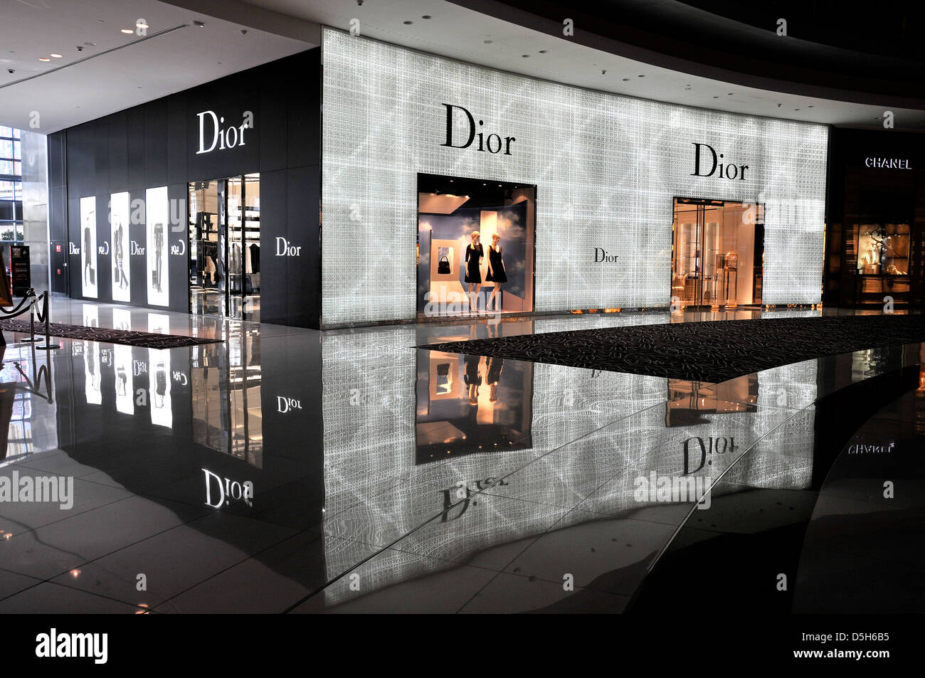 Dubai Dubai Mall boutique Dior Eau Foto de stock