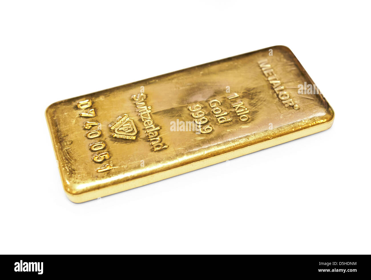 Un kilogramo de barras de oro sobre fondo blanco. Foto de stock