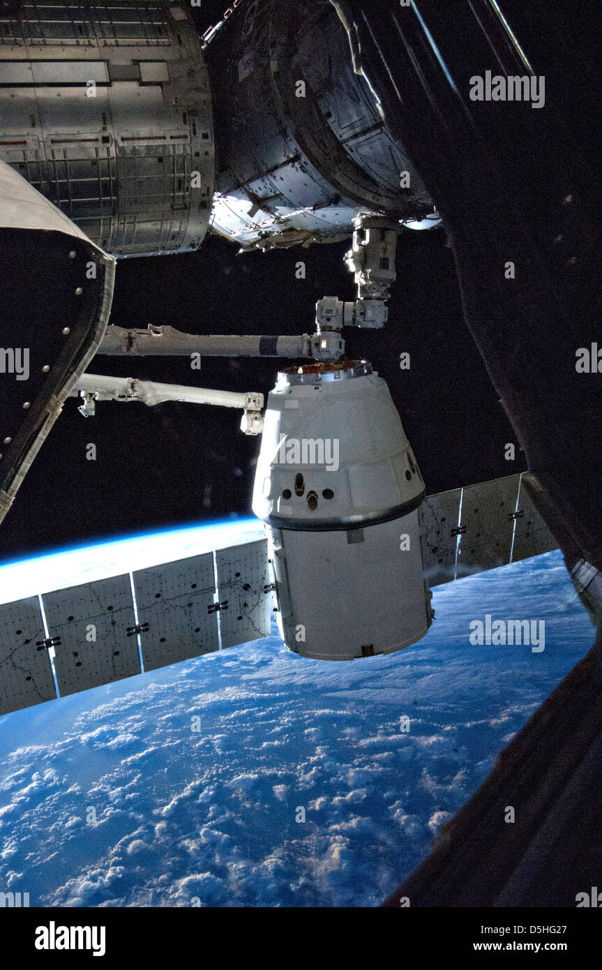 El SpaceX Dragon spacecraft es liberado después de una visita de tres semanas a la Estación Espacial theInternational Marzo 26, 2013 en la órbita de la tierra. Foto de stock