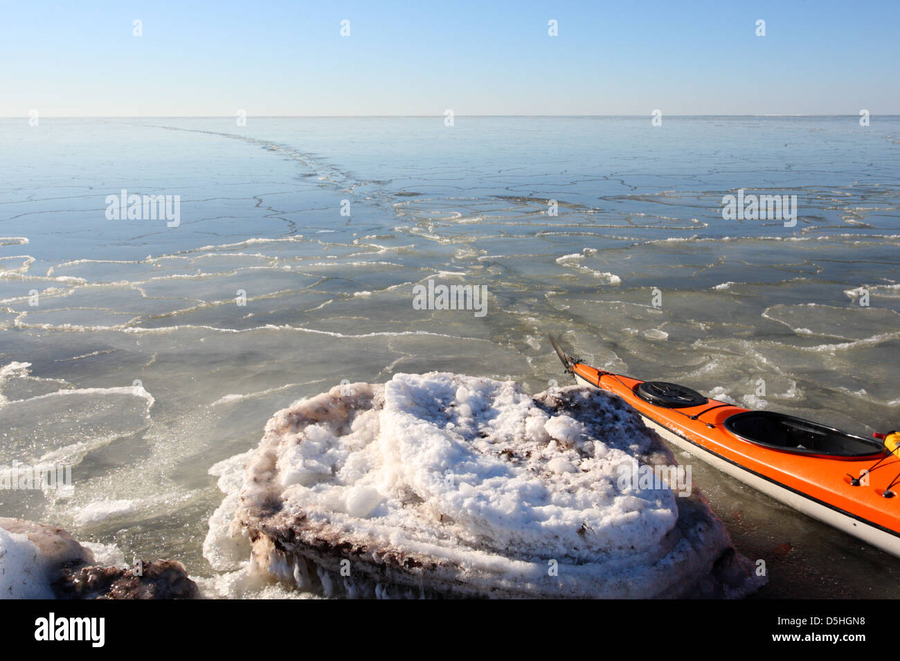 Trail pueden verse después de kayak pensado 3-5cm el hielo del mar. Europa, Estonia Foto de stock