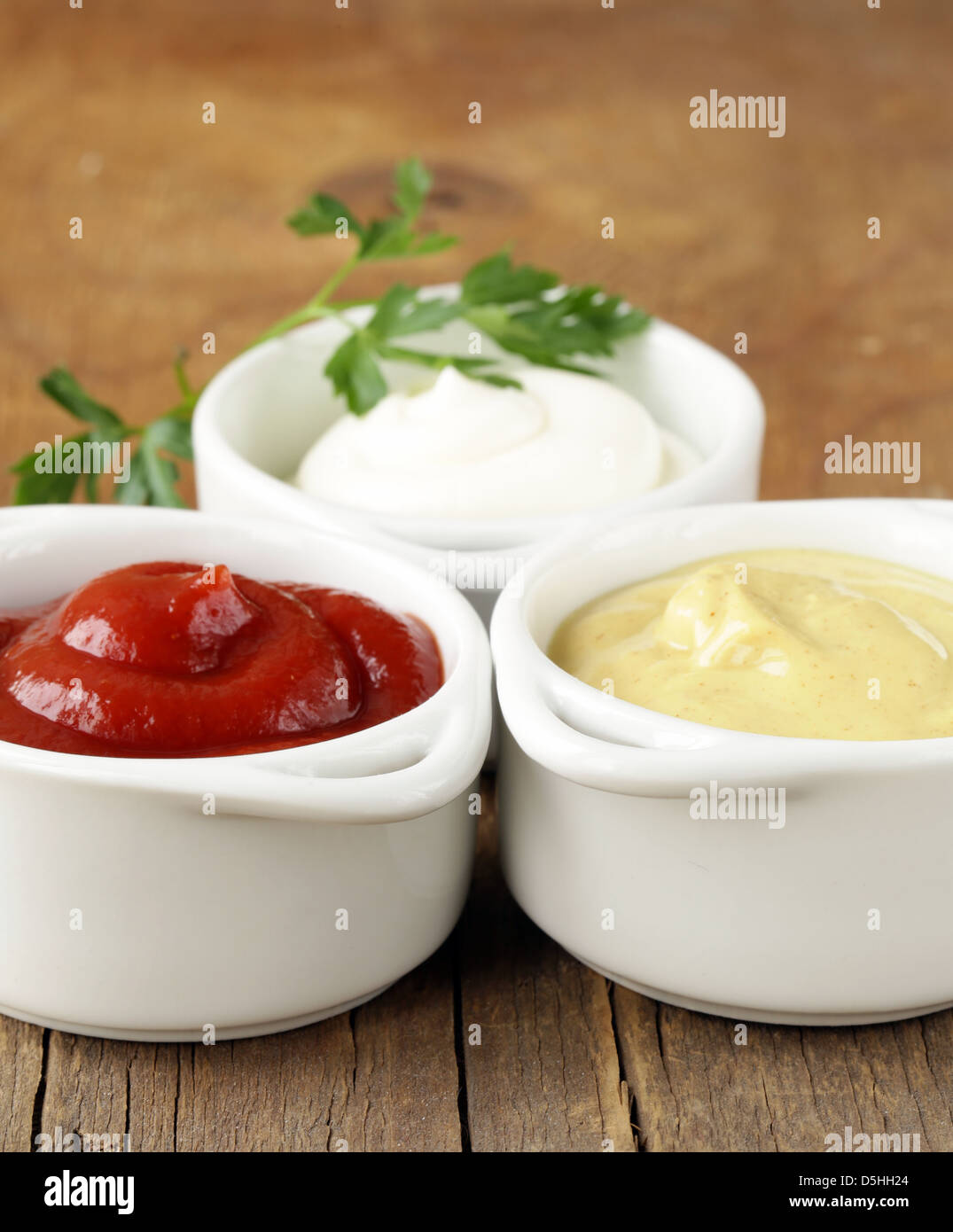 Mostaza, ketchup y mayonesa tres tipos de salsas Fotografía de stock