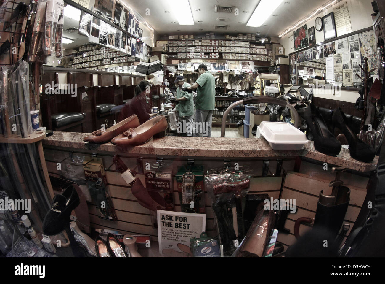 Taller de reparación de calzado tienda en Nueva York Fotografía de stock -  Alamy