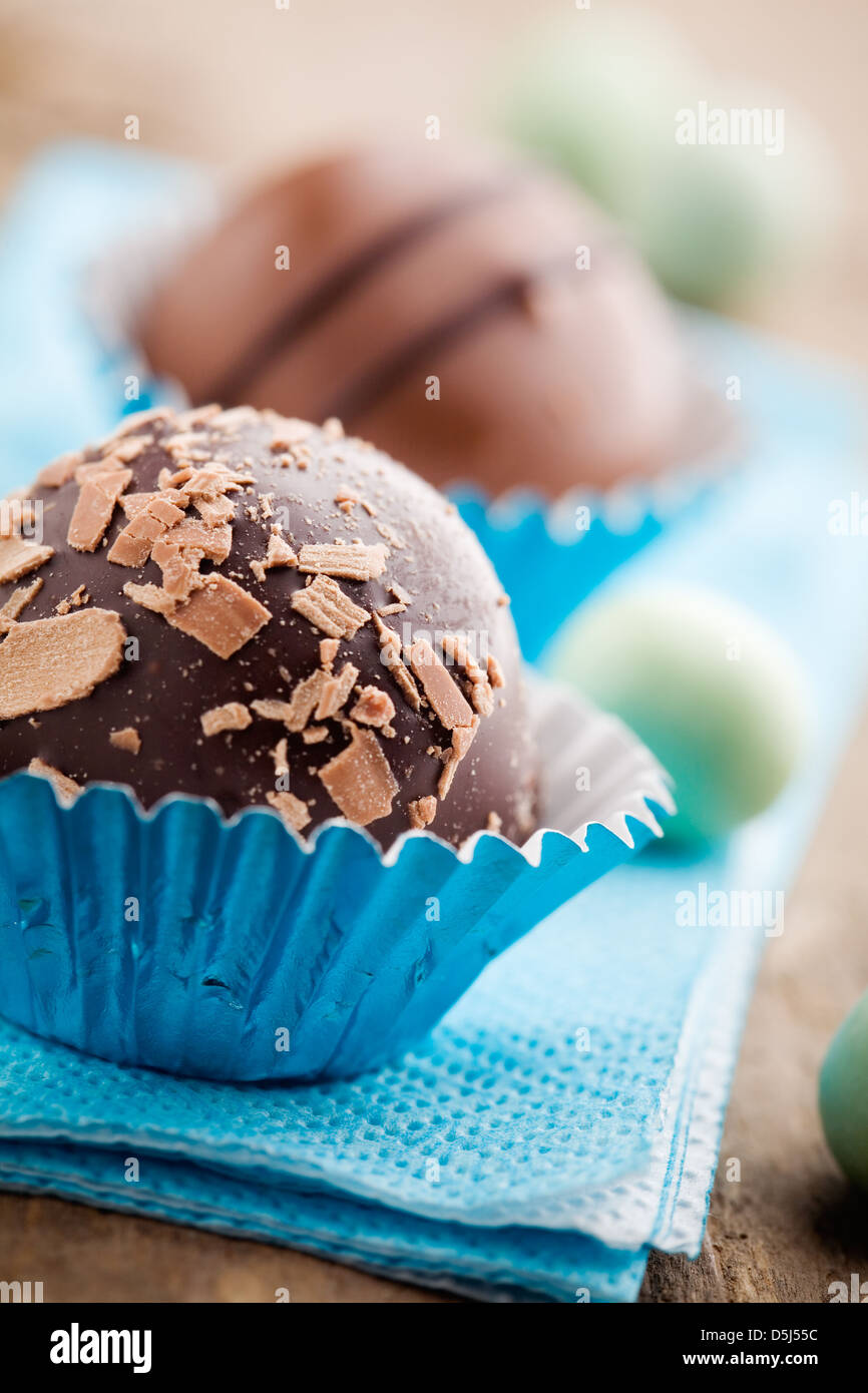 Cerca de chocolate praliné con foco superficial Foto de stock