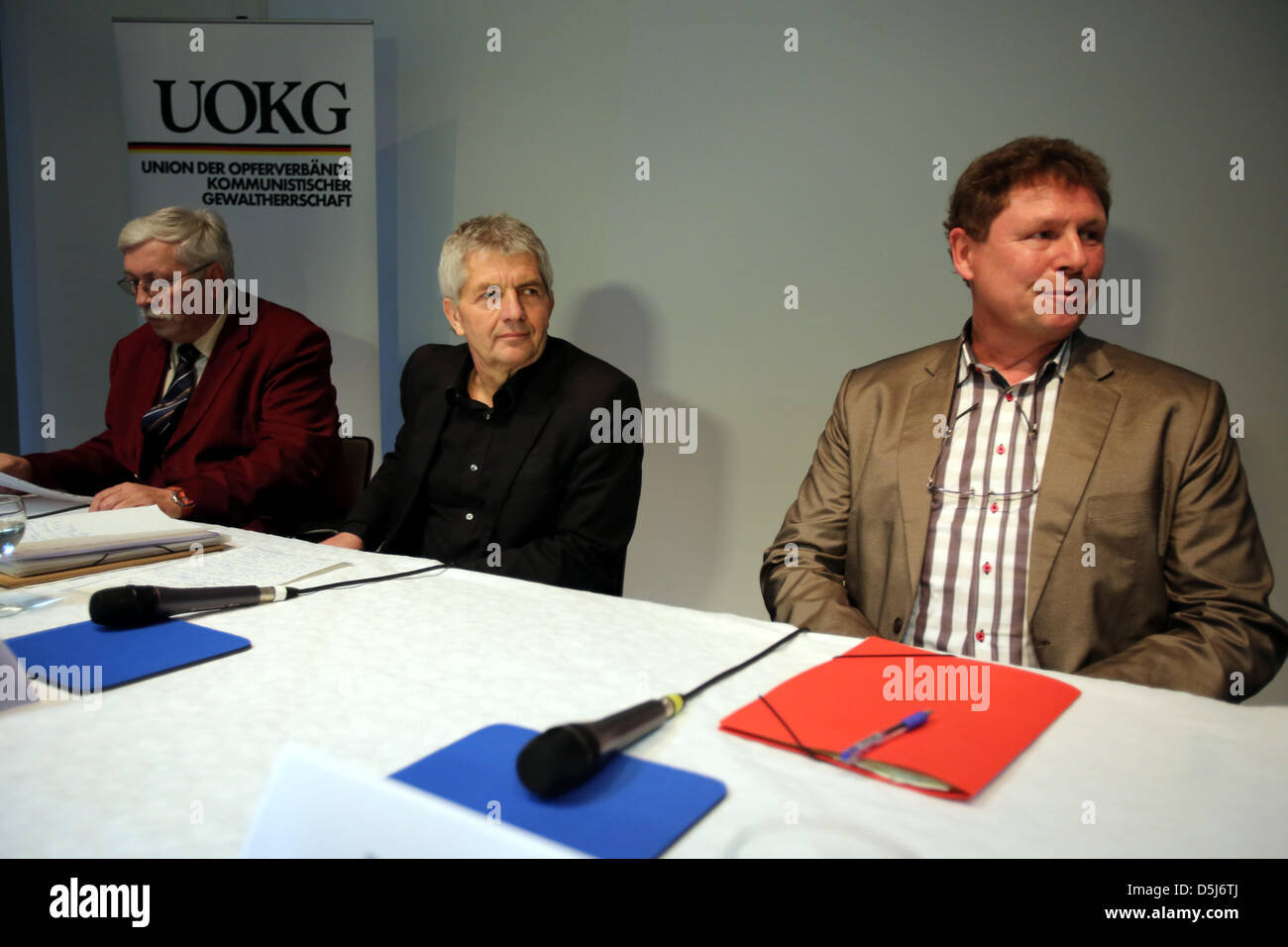 Rainer Wagner (L-R, Unión de Asociaciones de las víctimas de la tiranía  comunista), Roland Jahn (Comisionado Federal para los archivos de la Stasi)  y Peter Betzel (IKEA) dará una conferencia de prensa