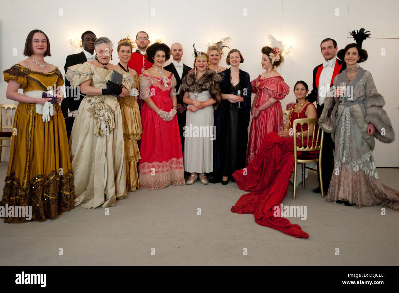 Londres, Reino Unido. 3 de abril de 2013. Los huéspedes posan para una fotografía en pleno período vestido de noche en un duplicado de la impresión de un 19th-century los salones parisienses. El salón recrea el proyecto reuniones exclusivas en el corazón de lo que fue la edad de oro de la sociedad francesa, una era de cambio, el exceso y la investigación. Crédito: Piero Cruciatti / Alamy Live News Foto de stock