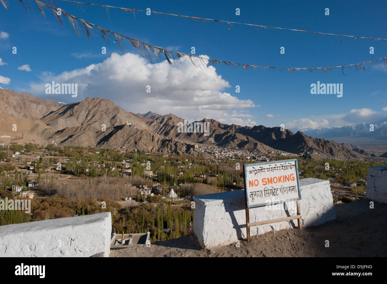 La vista desde el Shanti Stupa, Leh, Ladakh, Jammu y Cachemira. La India. Foto de stock