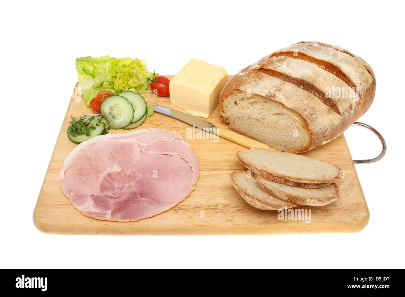 Pan pan rústico y un sándwich los ingredientes sobre una tabla de madera aislado contra un blanco Foto de stock