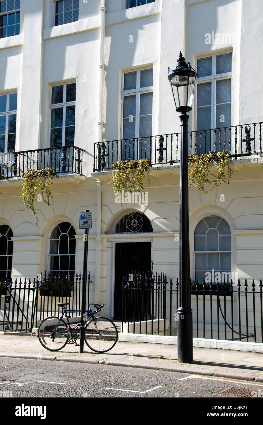 Bicicleta en frente de la casa de Georgia con periodo farola, Fitzroy Square, Fitzrovia, London, W1, Inglaterra Foto de stock