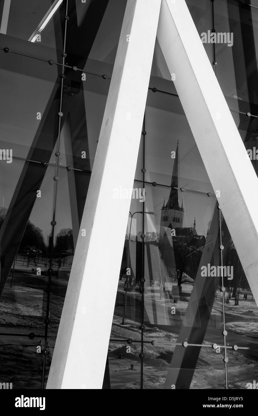 La audaz estructura de Tallink oficinas en Tallinn Foto de stock