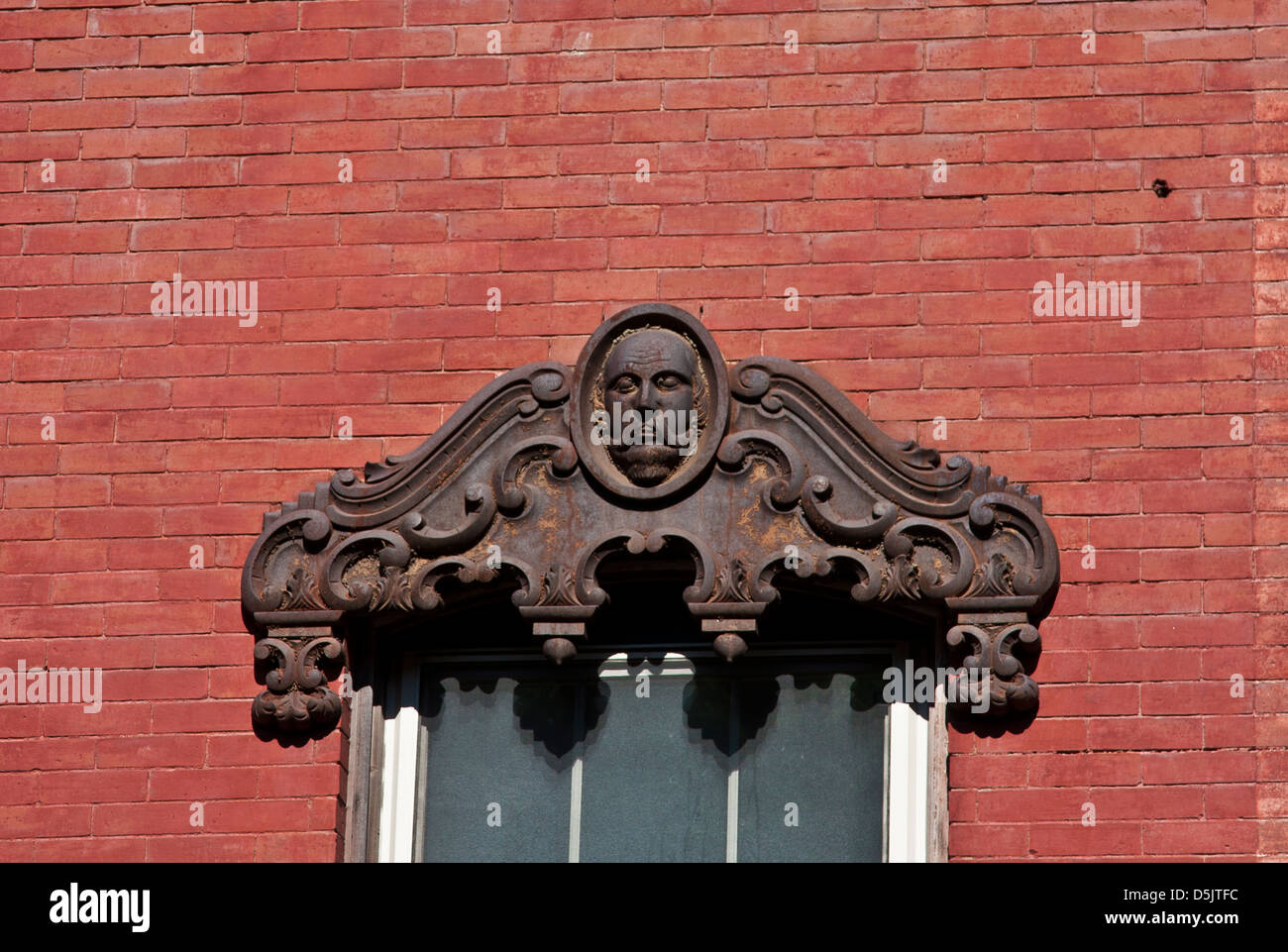 Rockland, Maine Main Street. Un dintel de hierro fundido en el rostro de un  edificio comercial de finales del siglo xix Fotografía de stock - Alamy