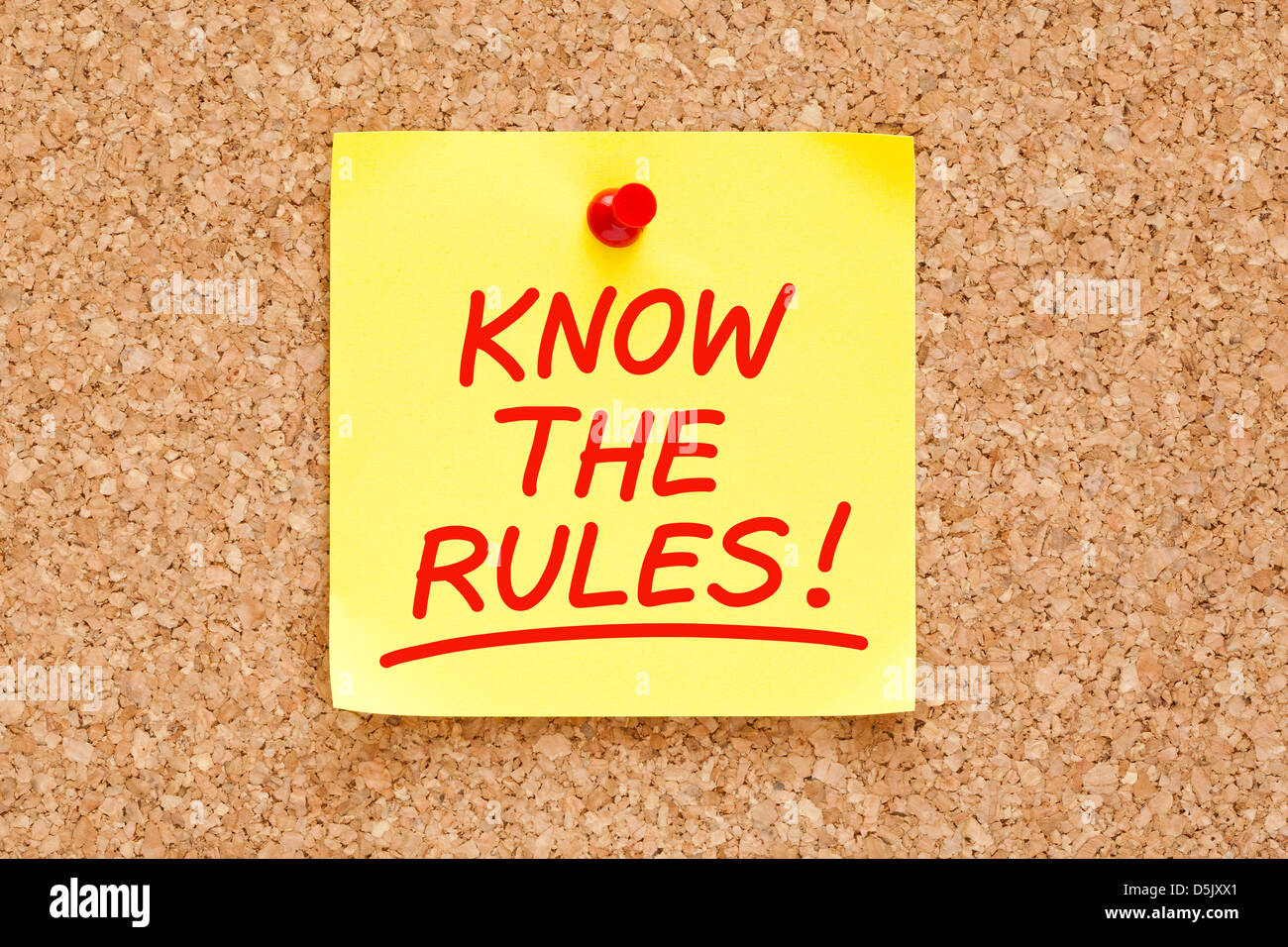 Conocer las reglas escritas en la nota adhesiva amarilla con marcador rojo. Foto de stock