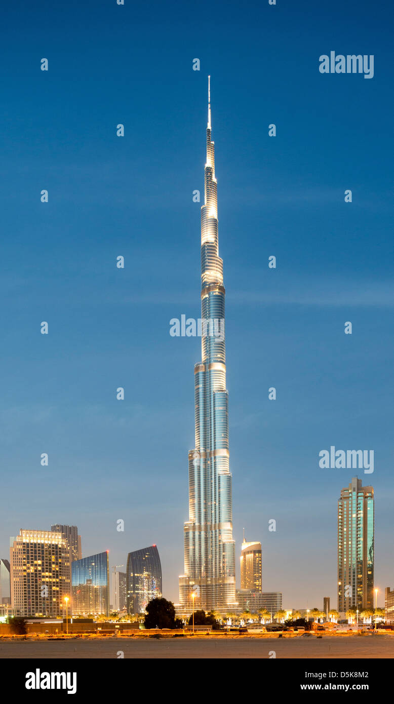 Vista de noche de la torre Burj Khalifa, la estructura más alta del mundo , Dubai, Emiratos Arabes Unidos UAE Foto de stock