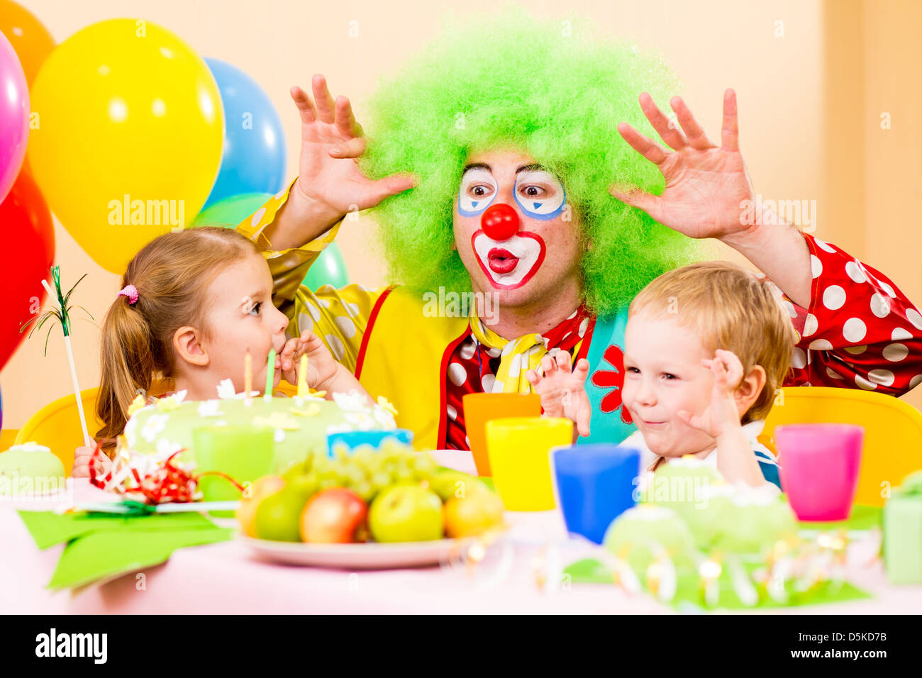 Niños felices con payaso en fiesta de cumpleaños Foto de stock