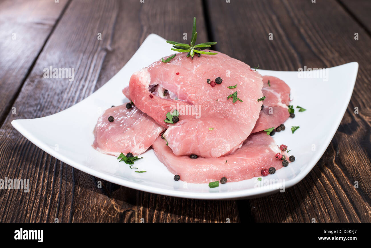 Materias Schnitzel en una placa de madera (fondo) Foto de stock