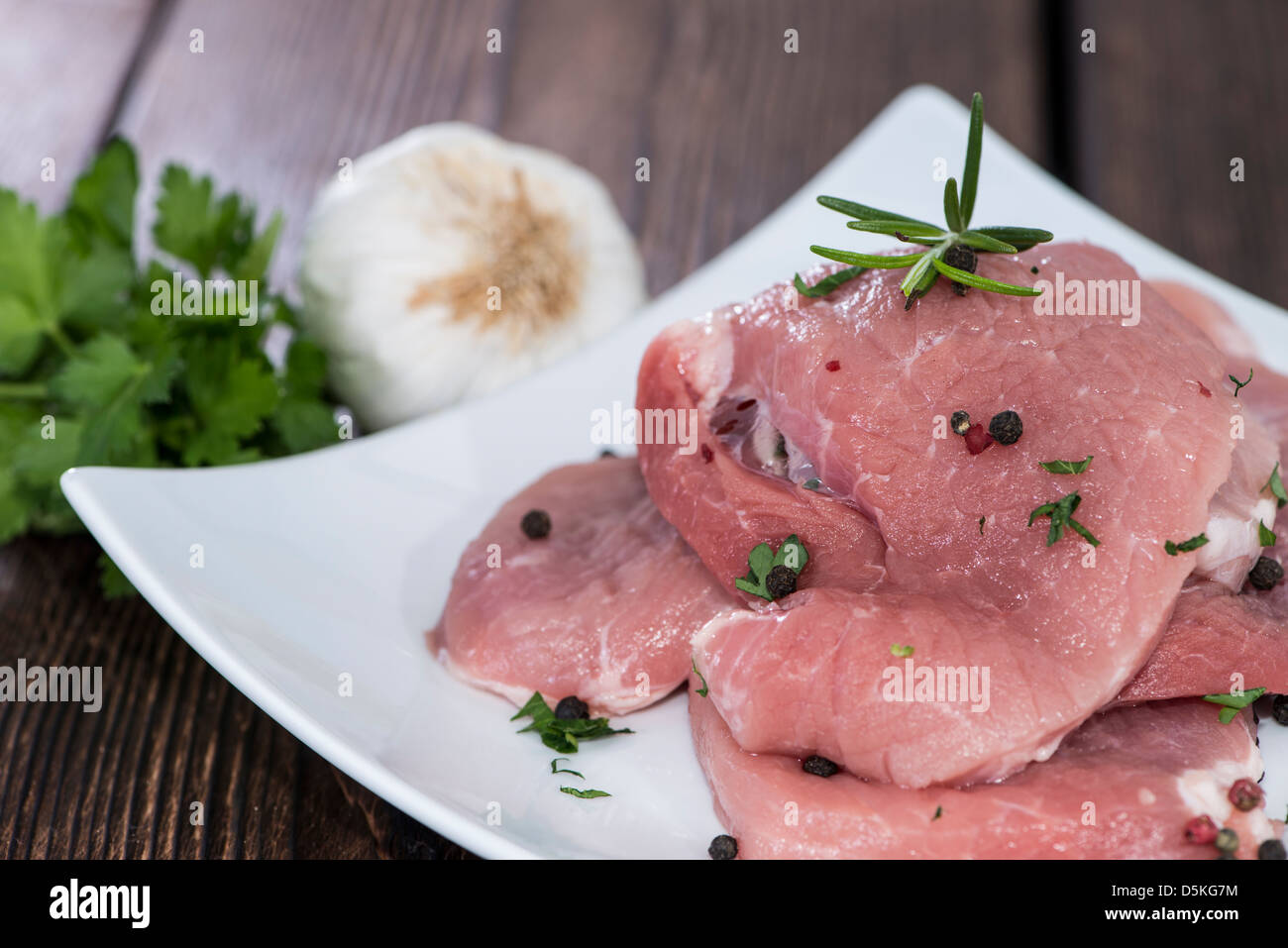 Materias Schnitzel en una placa de madera (fondo) Foto de stock