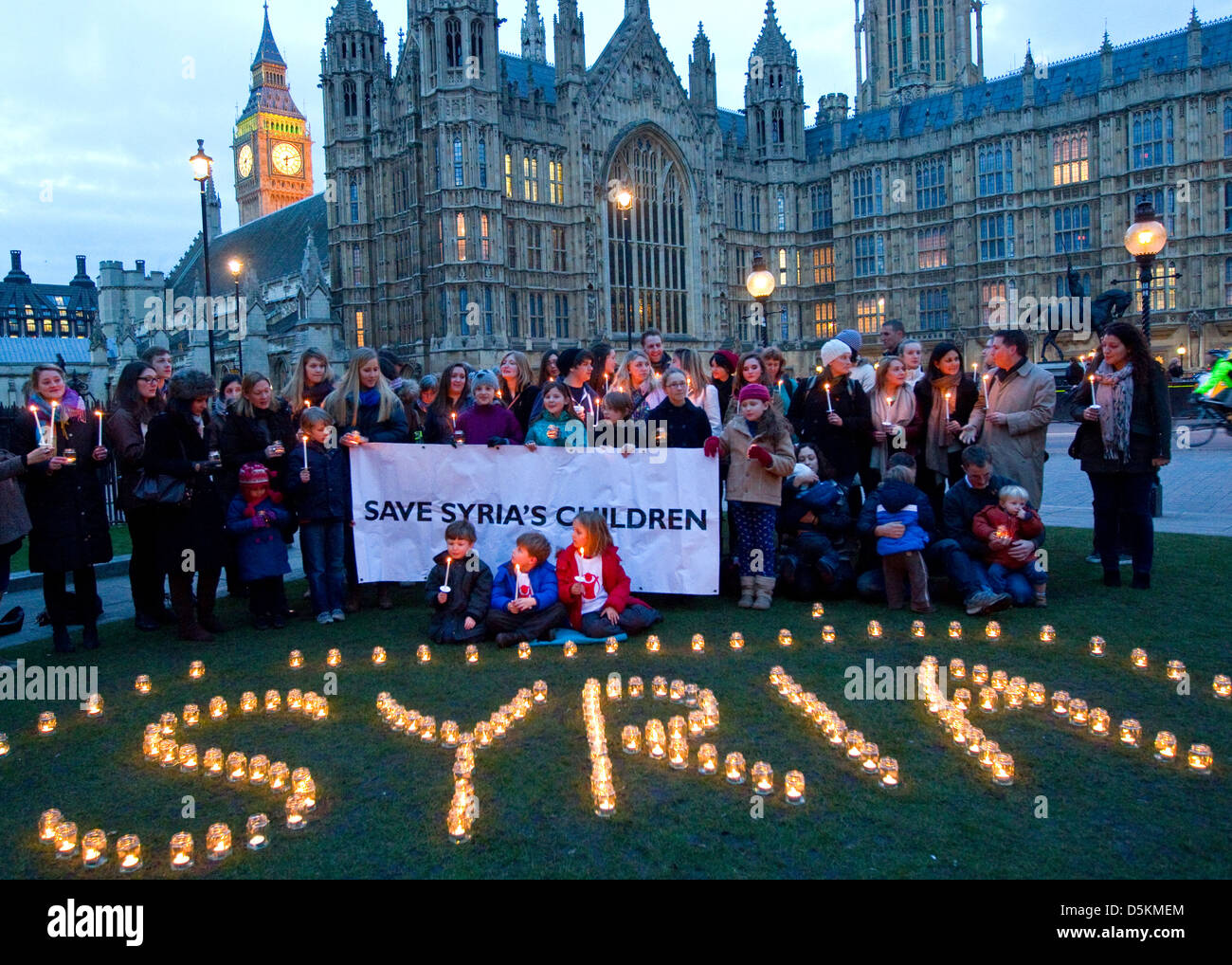 Vigilia con velas fuera del parlamento para conmemorar el segundo aniversario de la guerra en Siria el 14 de marzo de 2013 Foto de stock